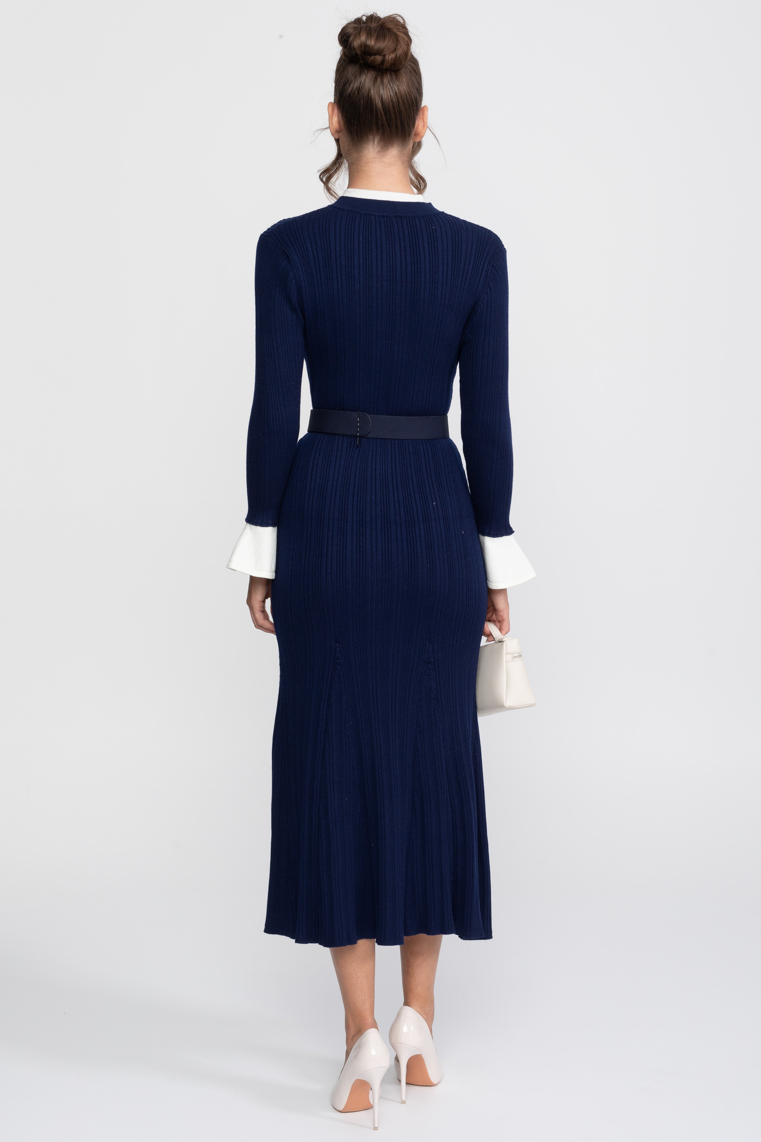 Rochie midi tricotată cu nervuri, cu centură, manșete și guler albe - Navy 