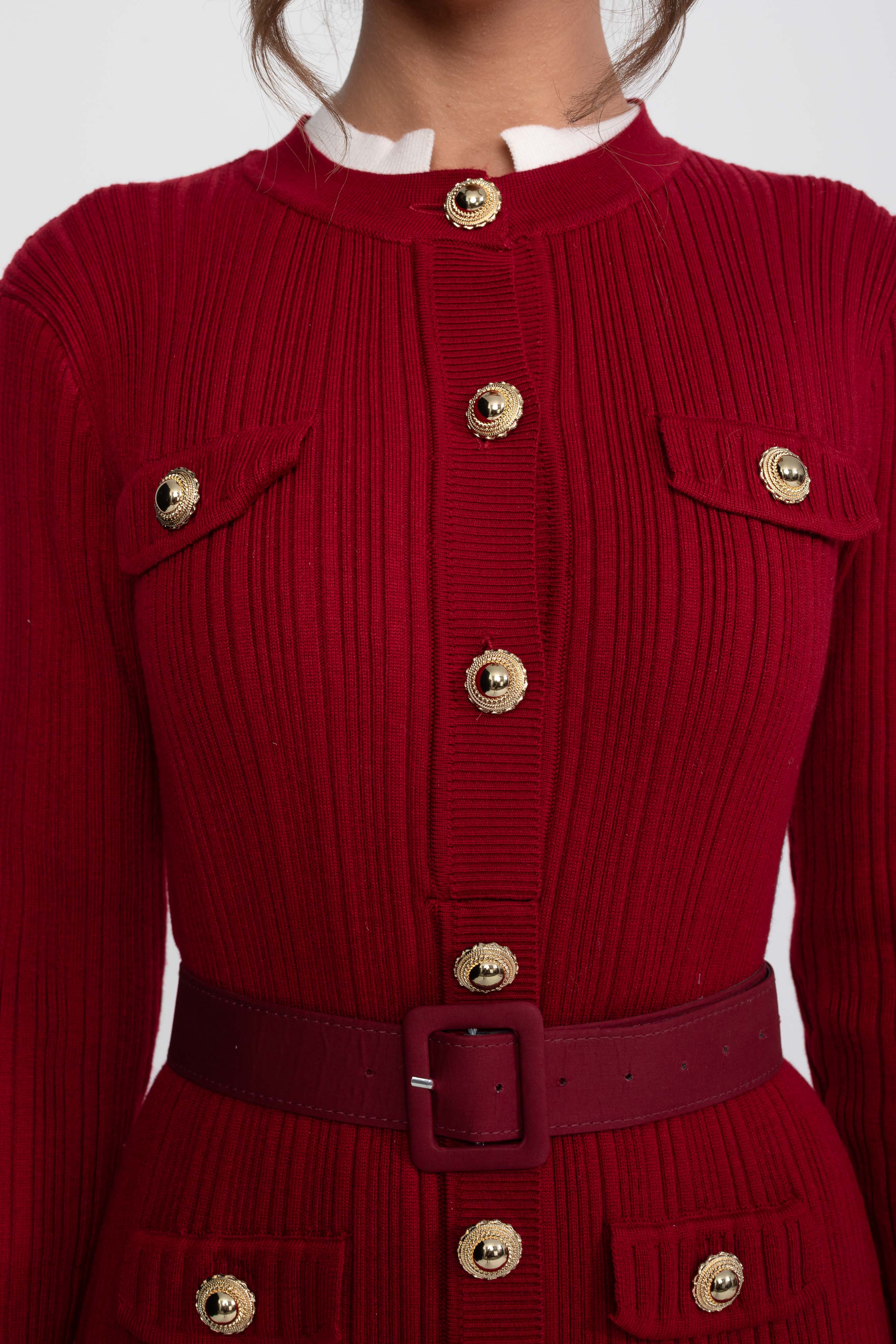Rochie midi tricotată cu textură ribbed, cu curea, manșete și guler albe - Burgundy 