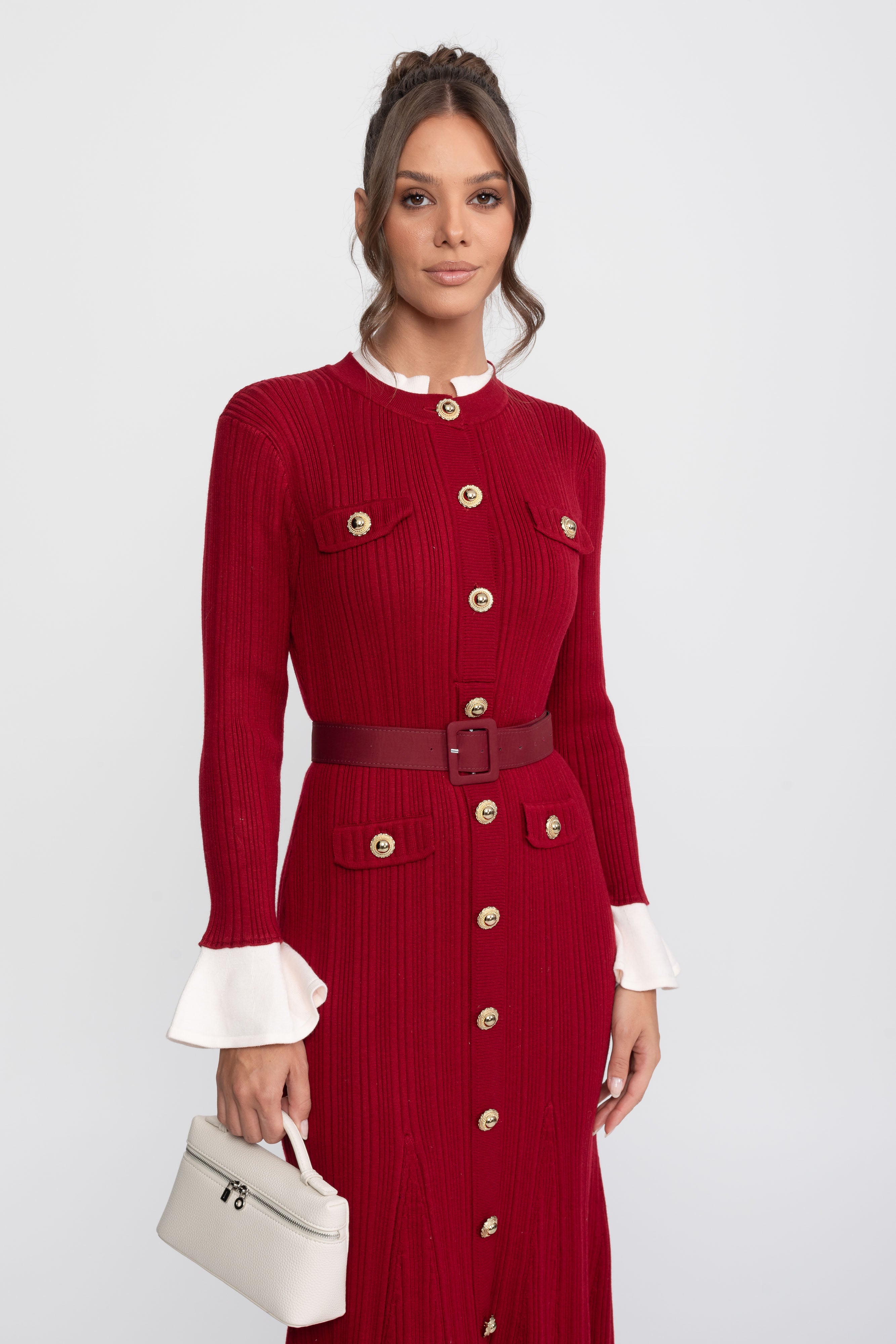Rochie midi tricotată cu textură ribbed, cu curea, manșete și guler albe - Burgundy 
