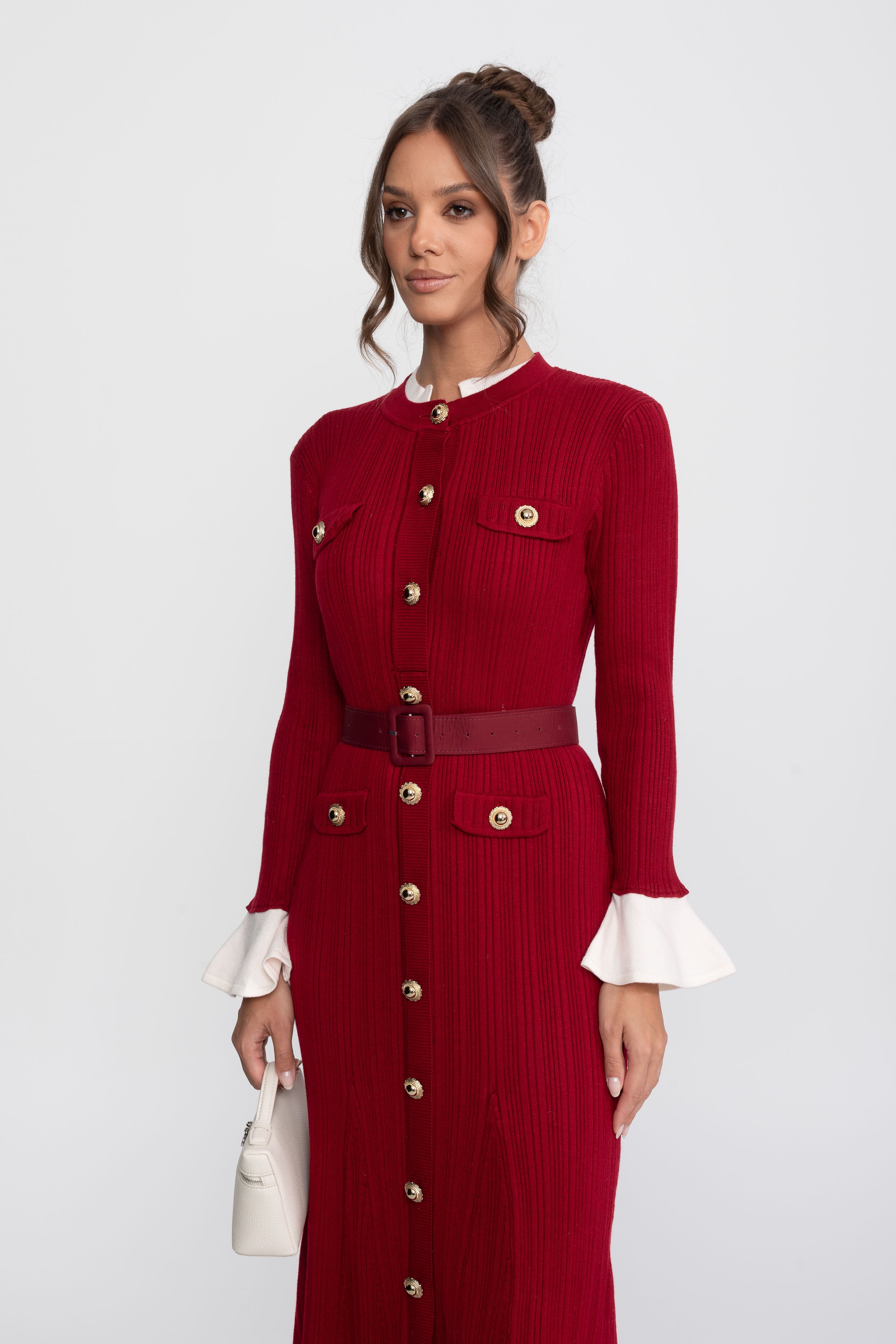 Rochie midi tricotată cu textură ribbed, cu curea, manșete și guler albe - Burgundy 