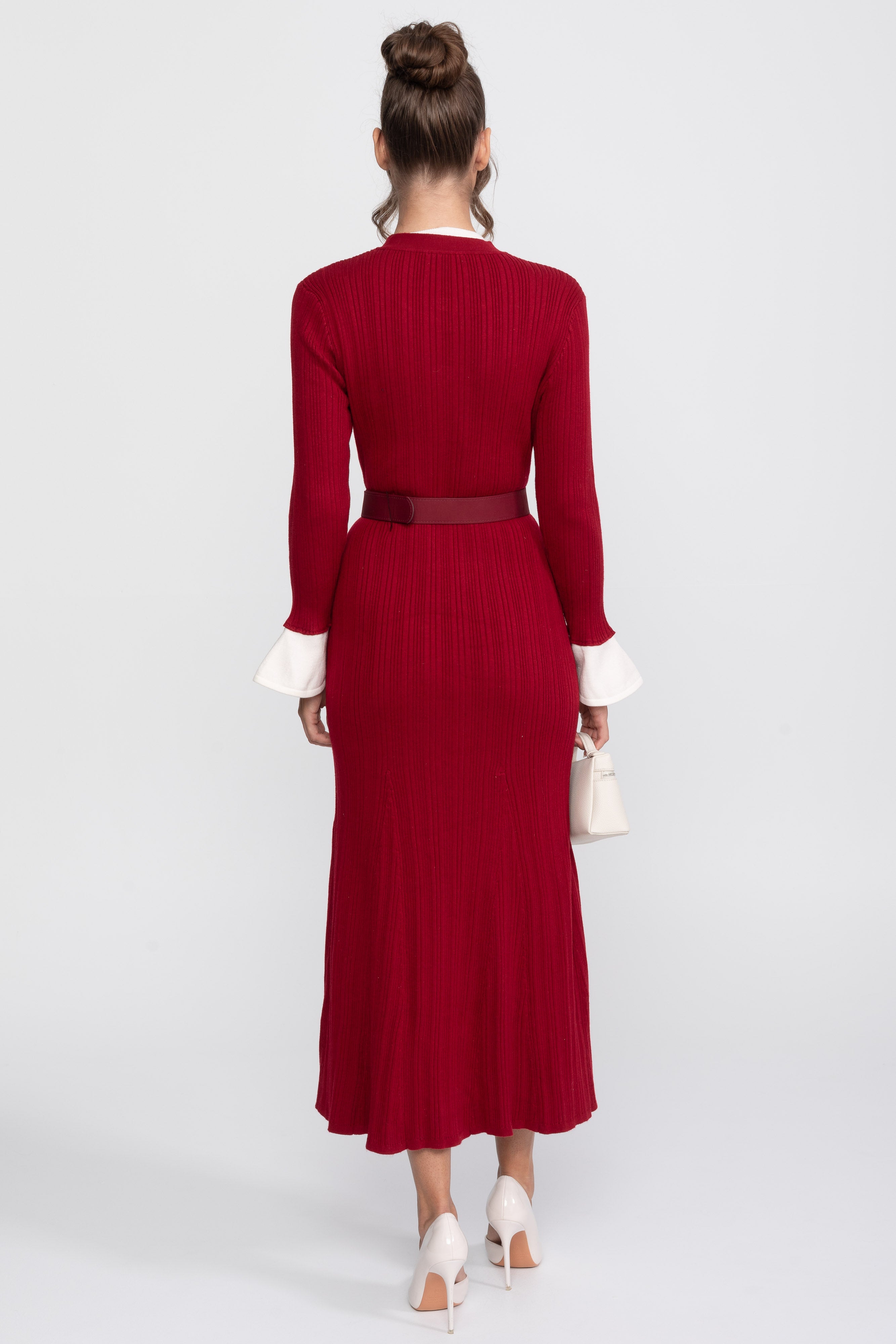 Rochie midi tricotată cu textură ribbed, cu curea, manșete și guler albe - Burgundy 