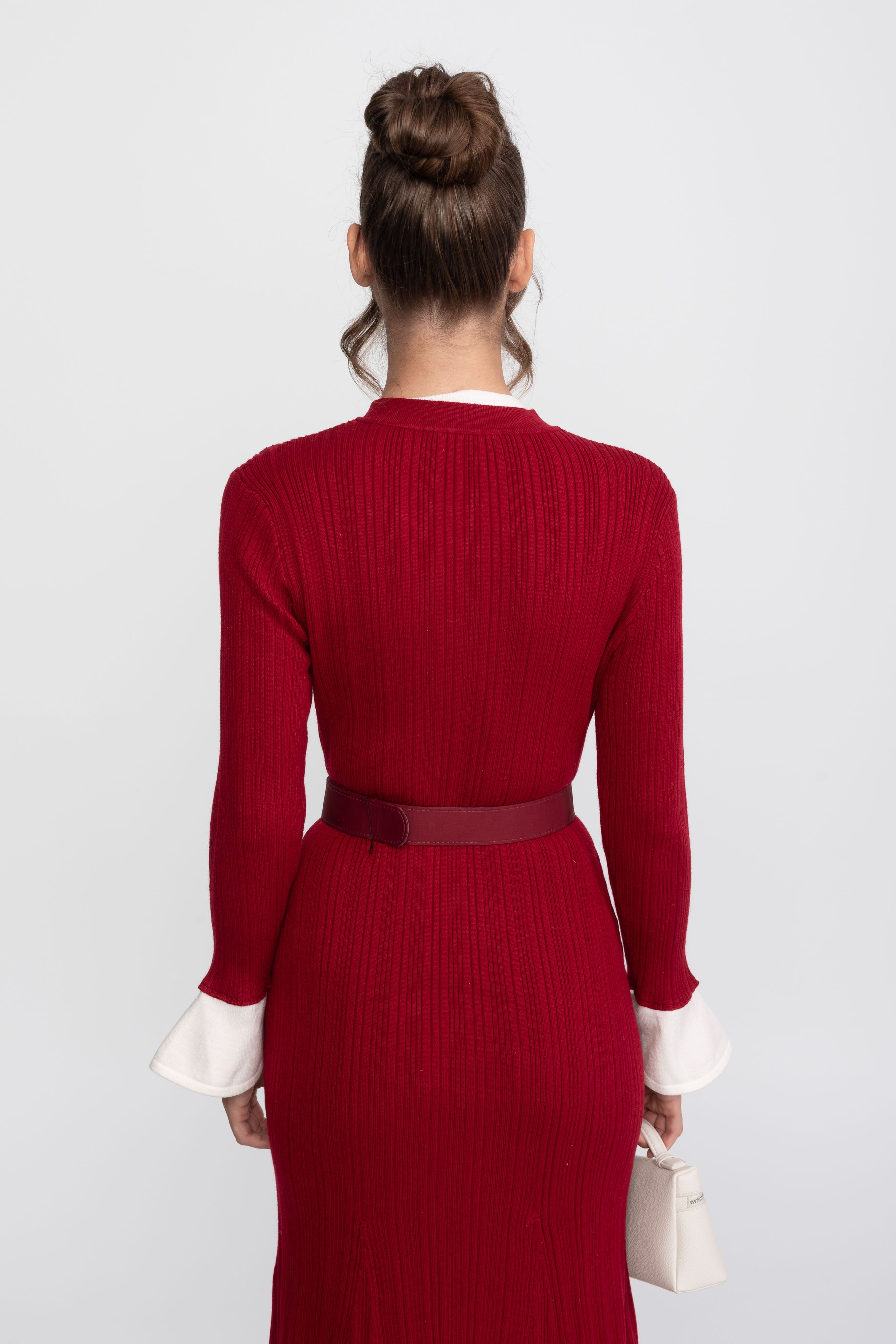 Rochie midi tricotată cu textură ribbed, cu curea, manșete și guler albe - Burgundy 