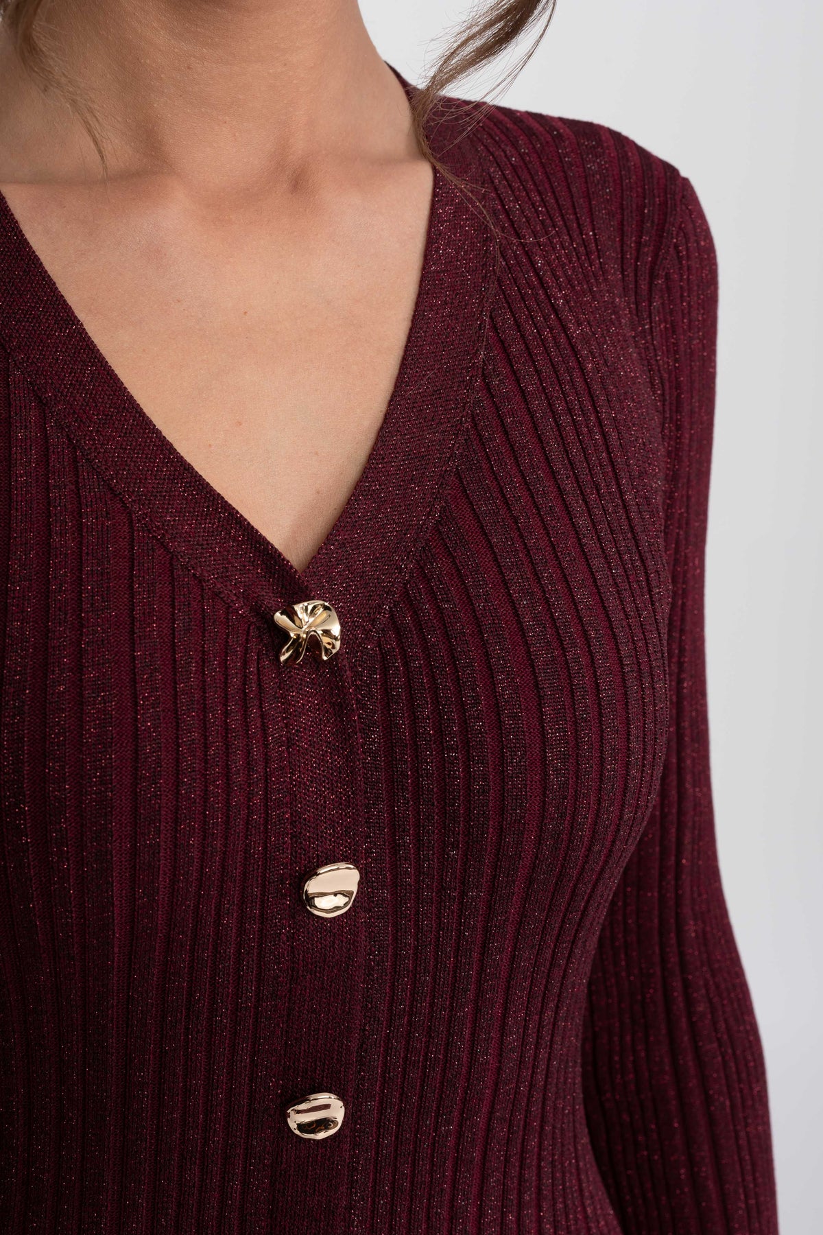 Rochie maxi tricotată rib cu decolteu în V și nasturi în față, cu manșete cu volane - Burgundy 