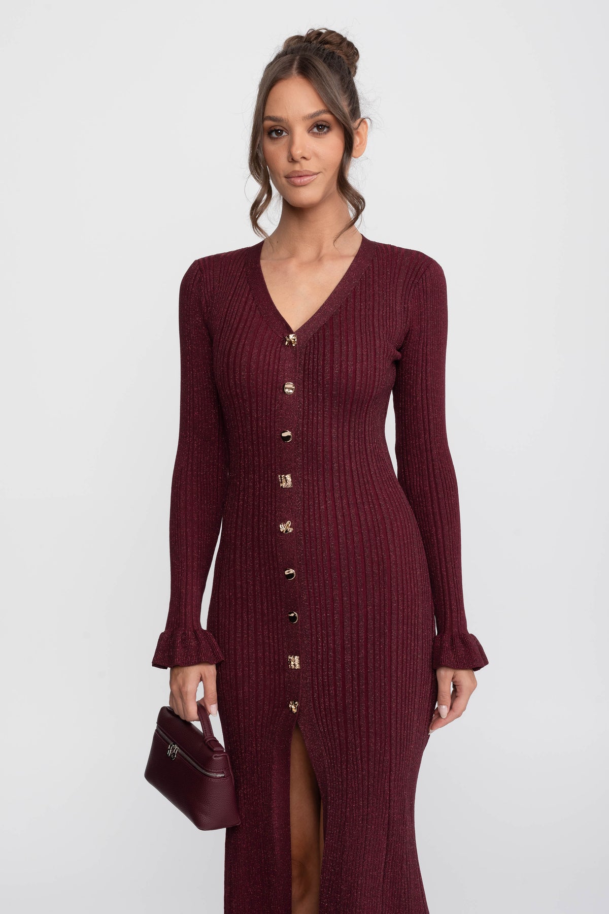 Rochie maxi tricotată rib cu decolteu în V și nasturi în față, cu manșete cu volane - Burgundy 