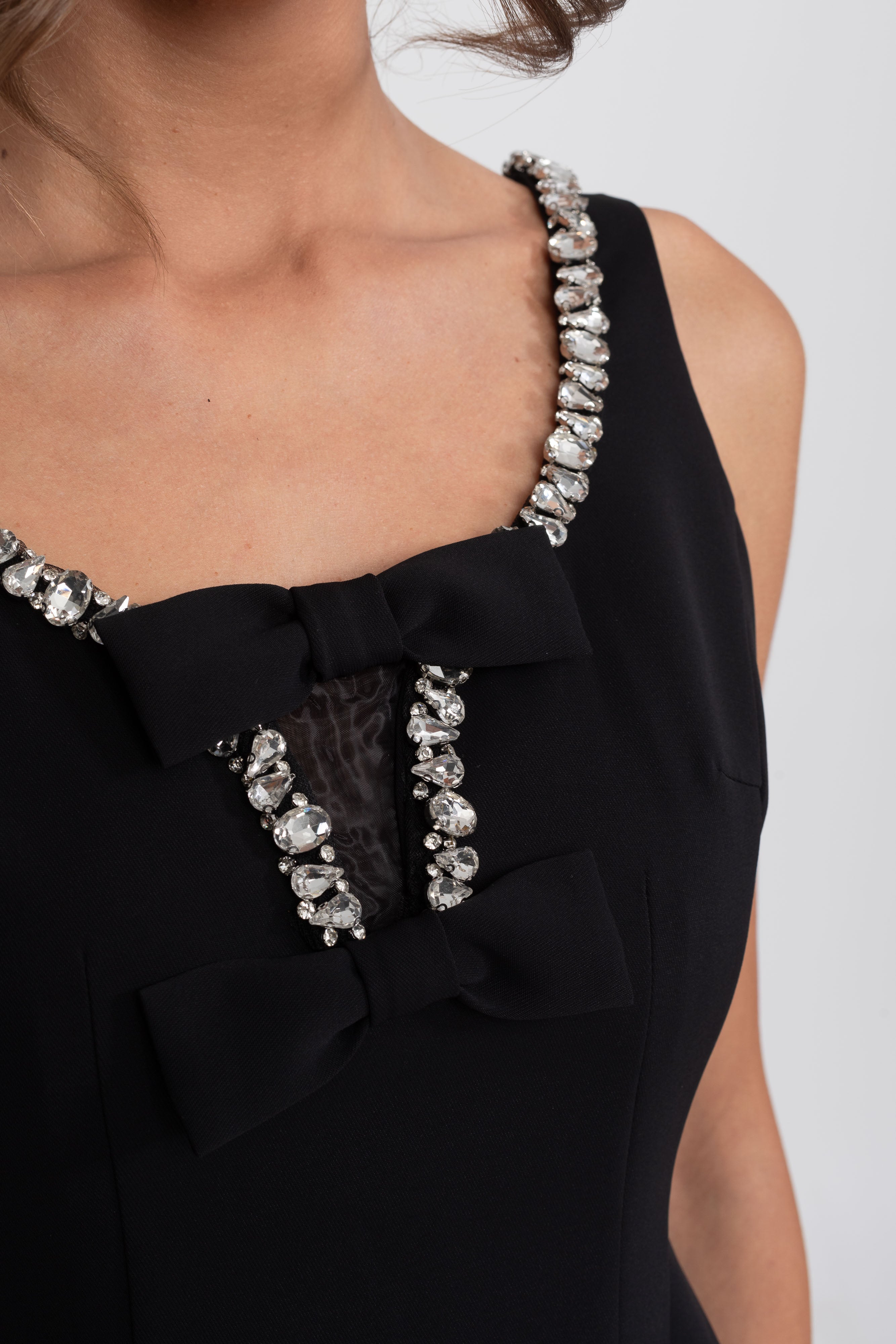 Rochie mini fit-and-flare cu garnitură de cristale și funde la piept - Negru 