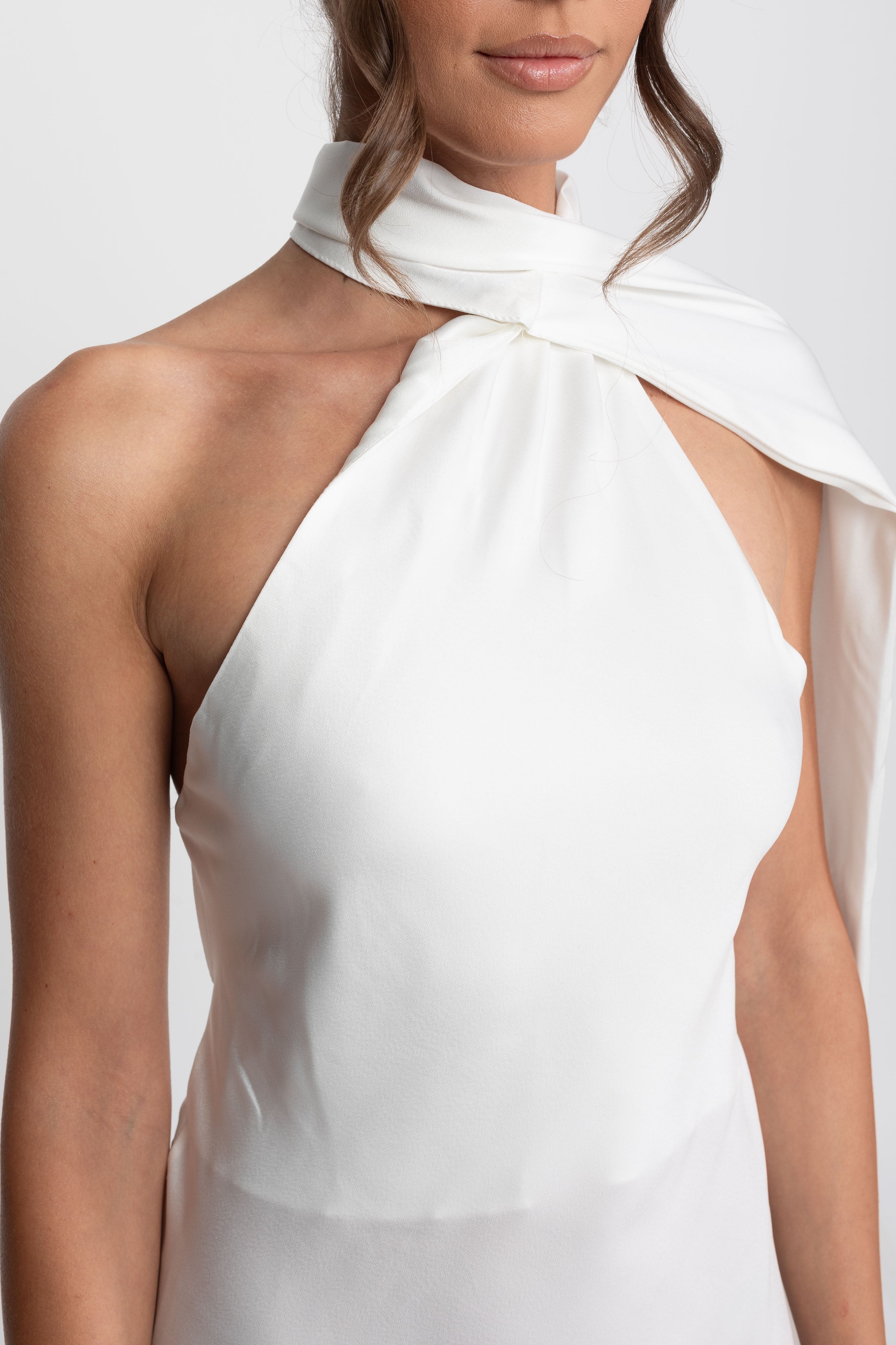 Rochie slip din satin cu halter răsucit și decolteu asimetric - Alb 