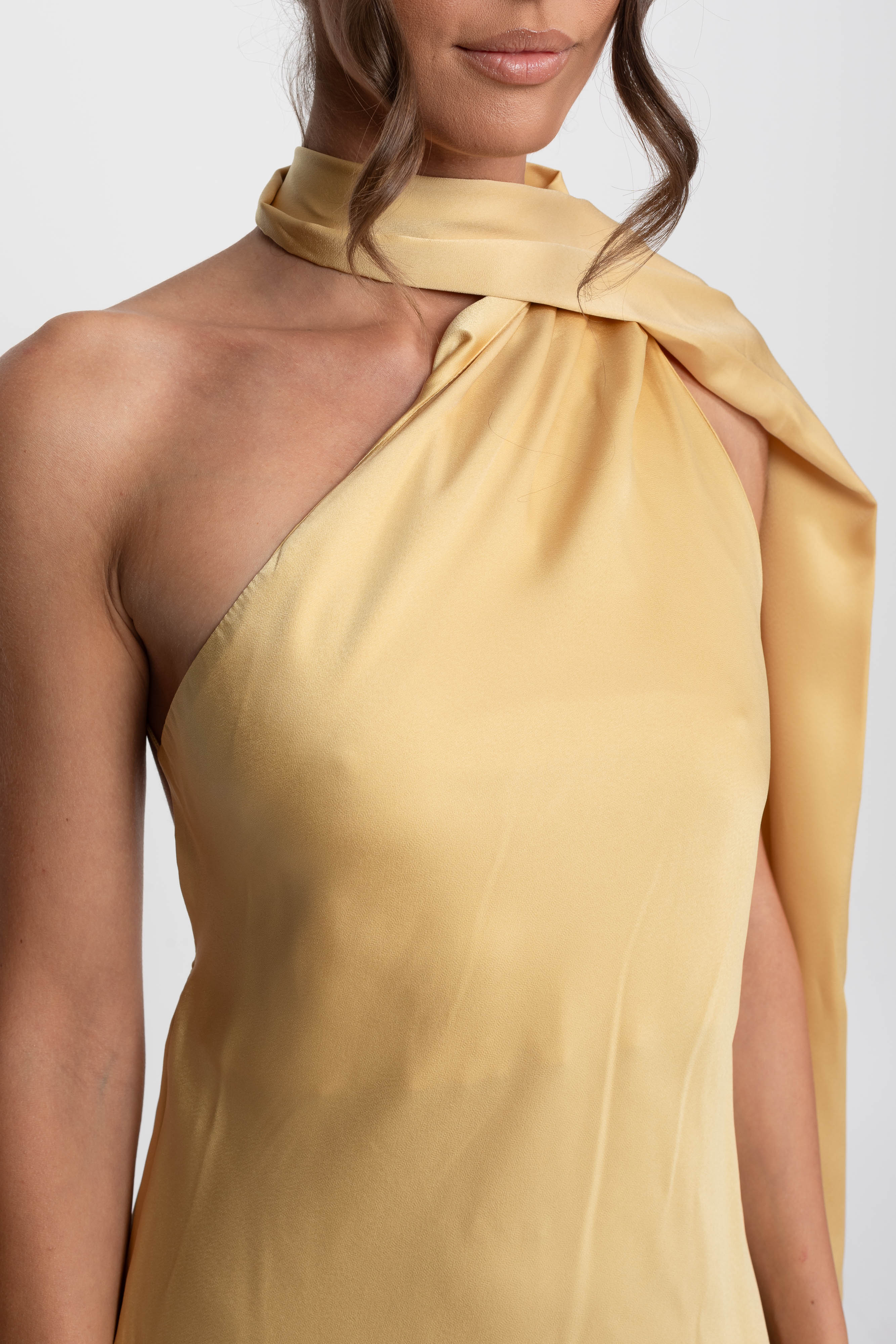Rochie slip din satin cu halter răsucit și decolteu asimetric - Galben 