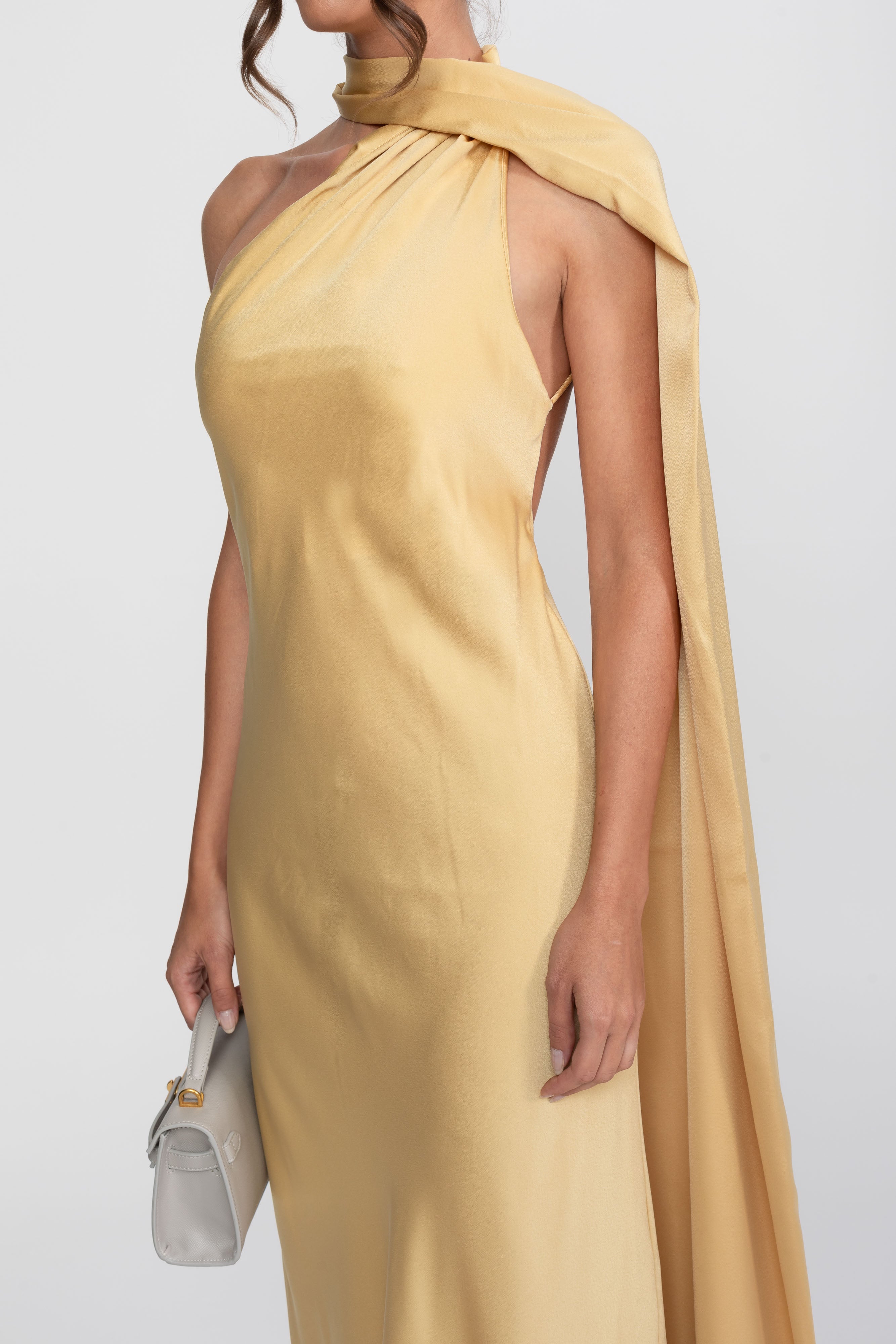 Rochie slip din satin cu halter răsucit și decolteu asimetric - Galben 