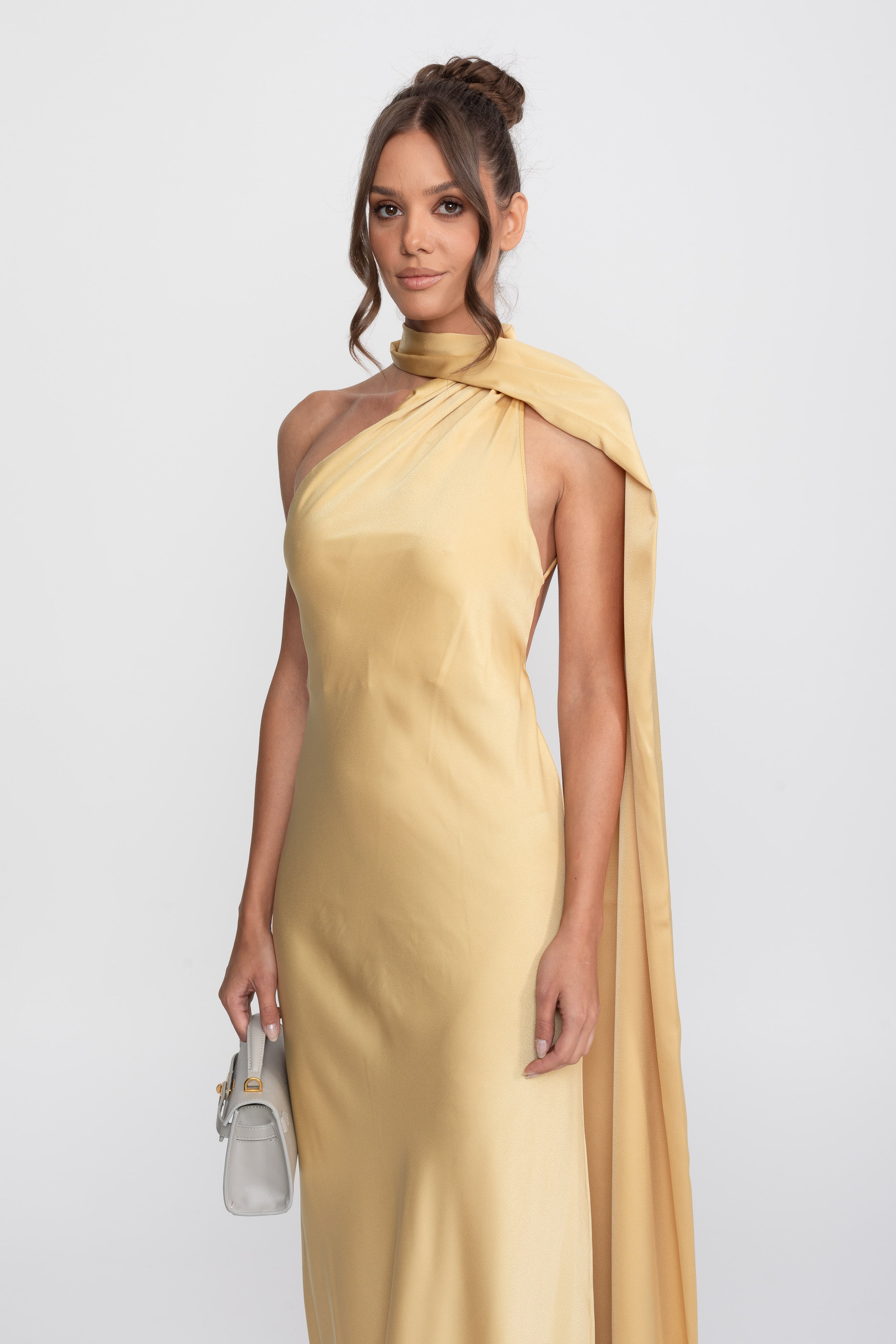 Rochie slip din satin cu halter răsucit și decolteu asimetric - Galben 