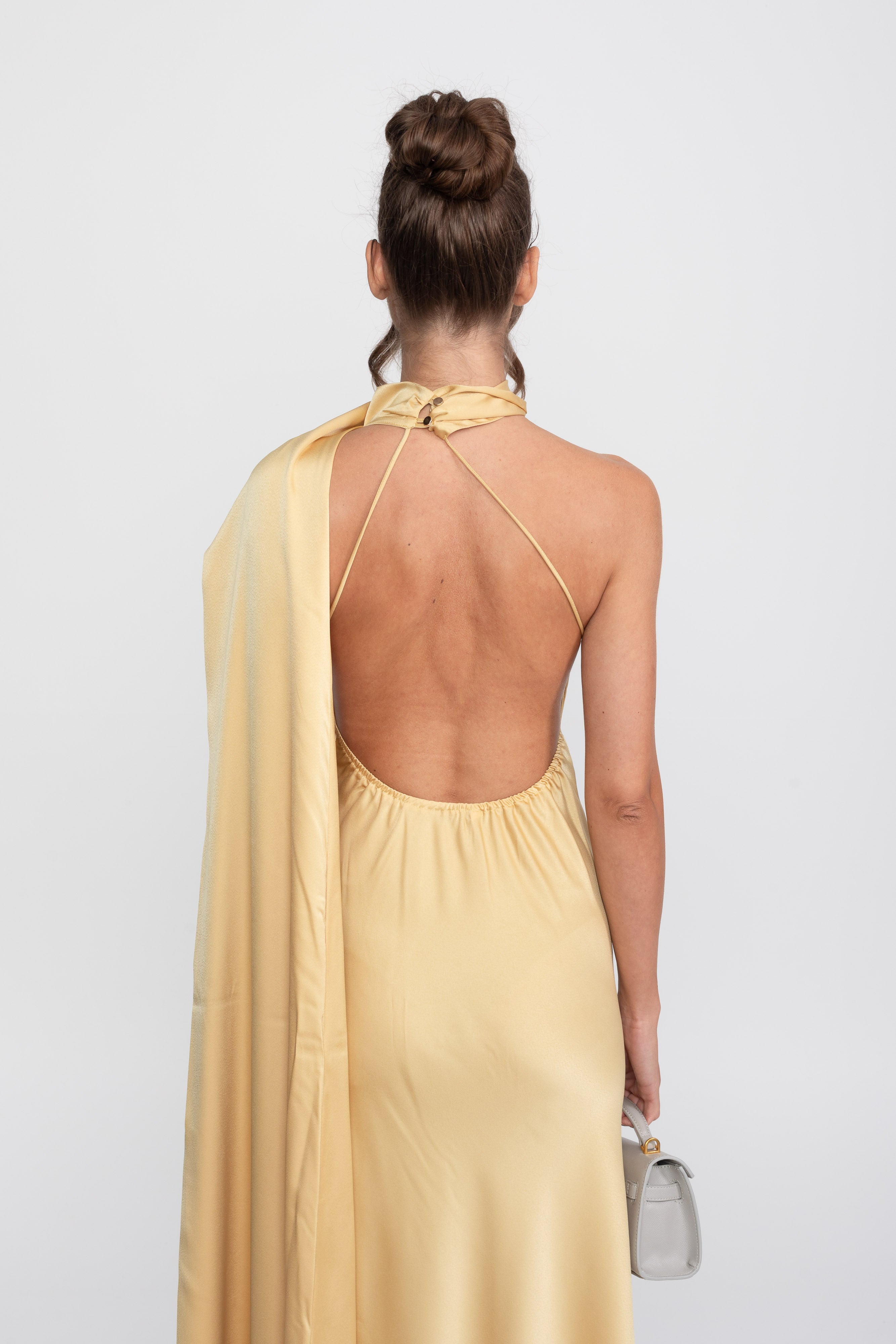 Rochie slip din satin cu halter răsucit și decolteu asimetric - Galben 
