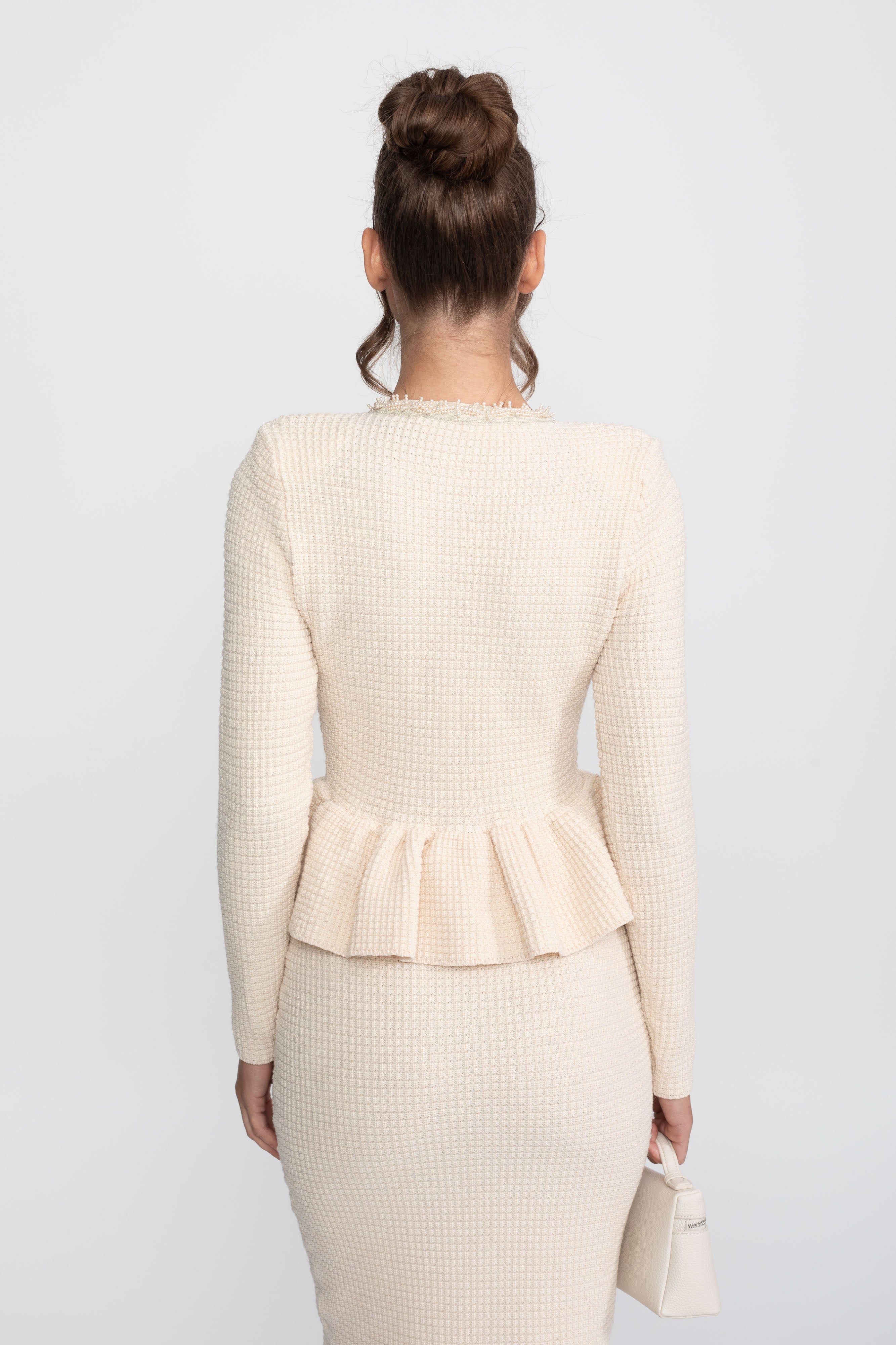 Rochie peplum tricotată cu bordură franjurată și buzunare frontale pe piept - Bej 