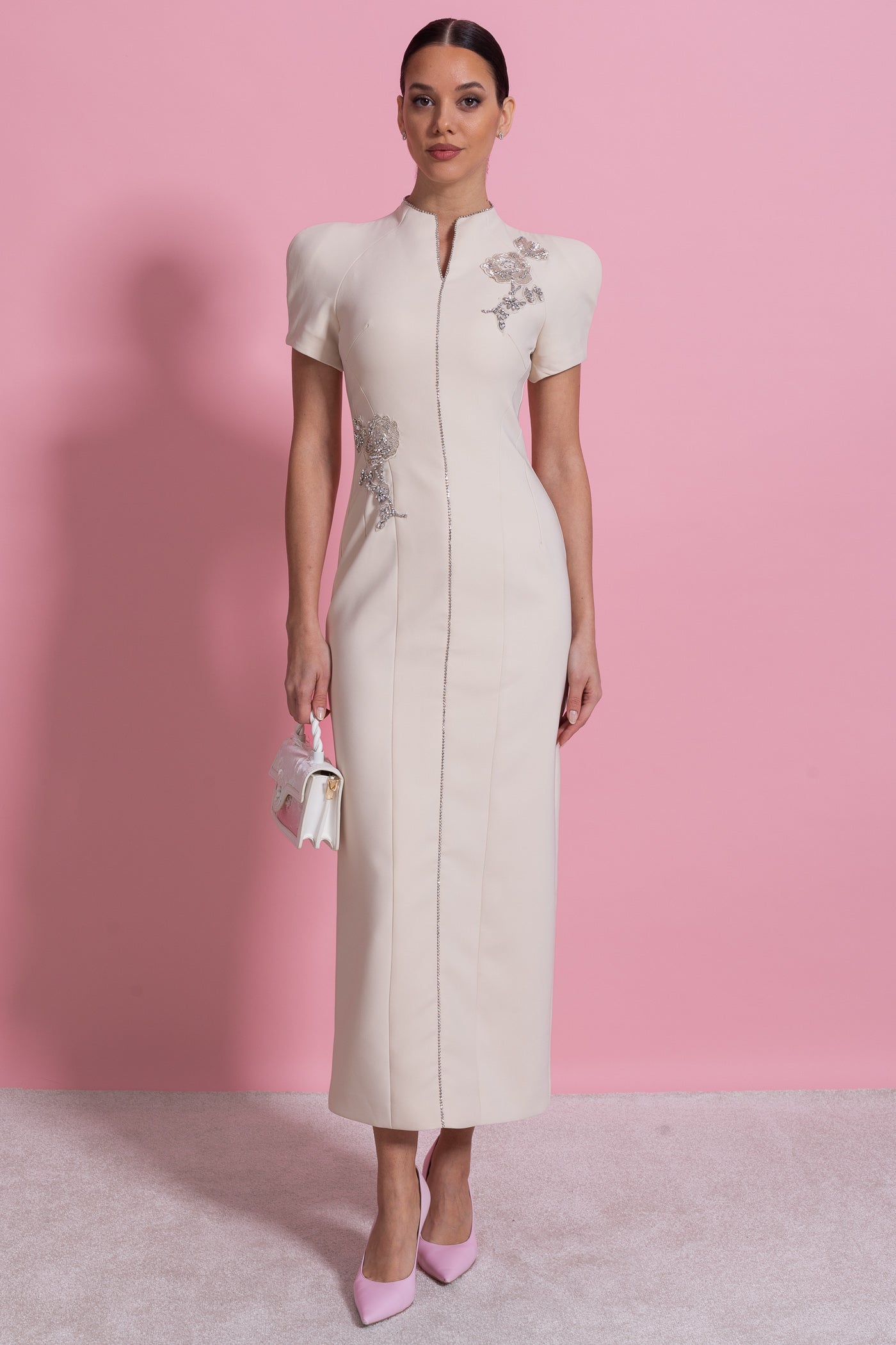 Rochie midi cu mânecă scurtă, decolteu înalt cu despicătură și ornamente strălucitoare - Ivoire 