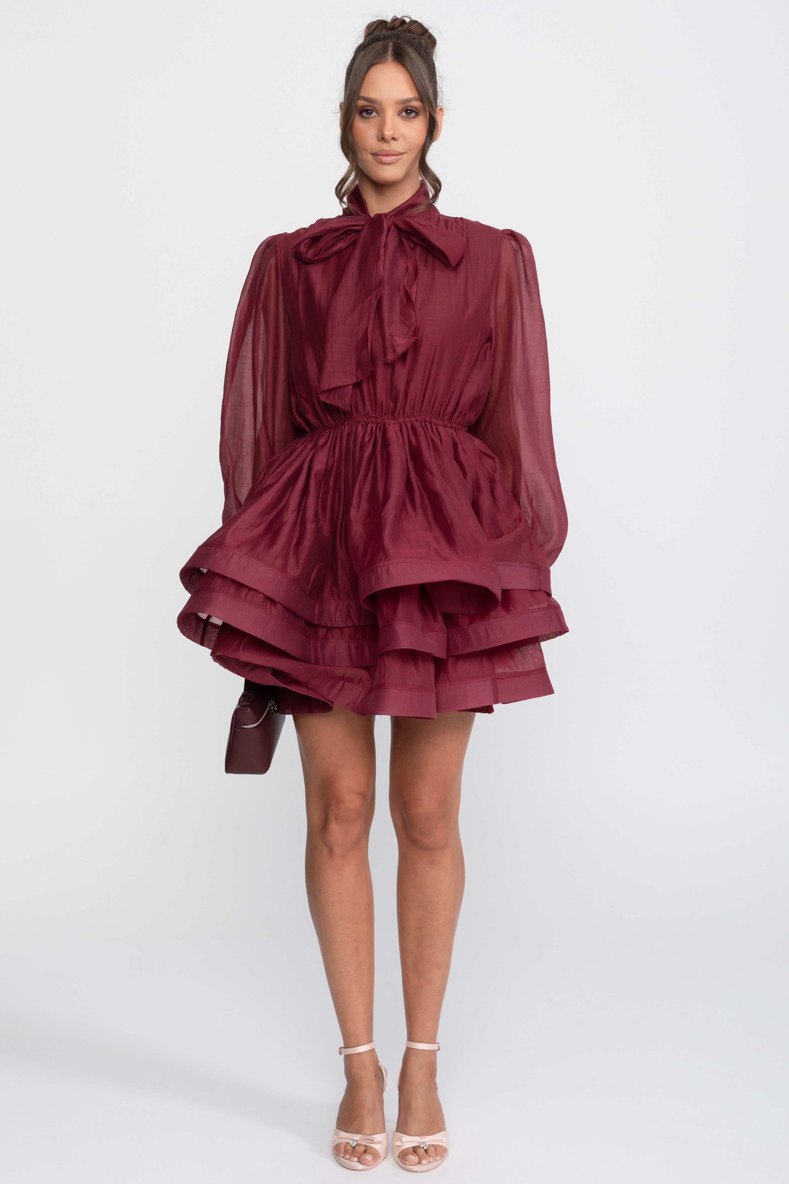 Rochie mini cu guler înalt, mâneci bufante, fustă cu volane în straturi și fundă - Wine 