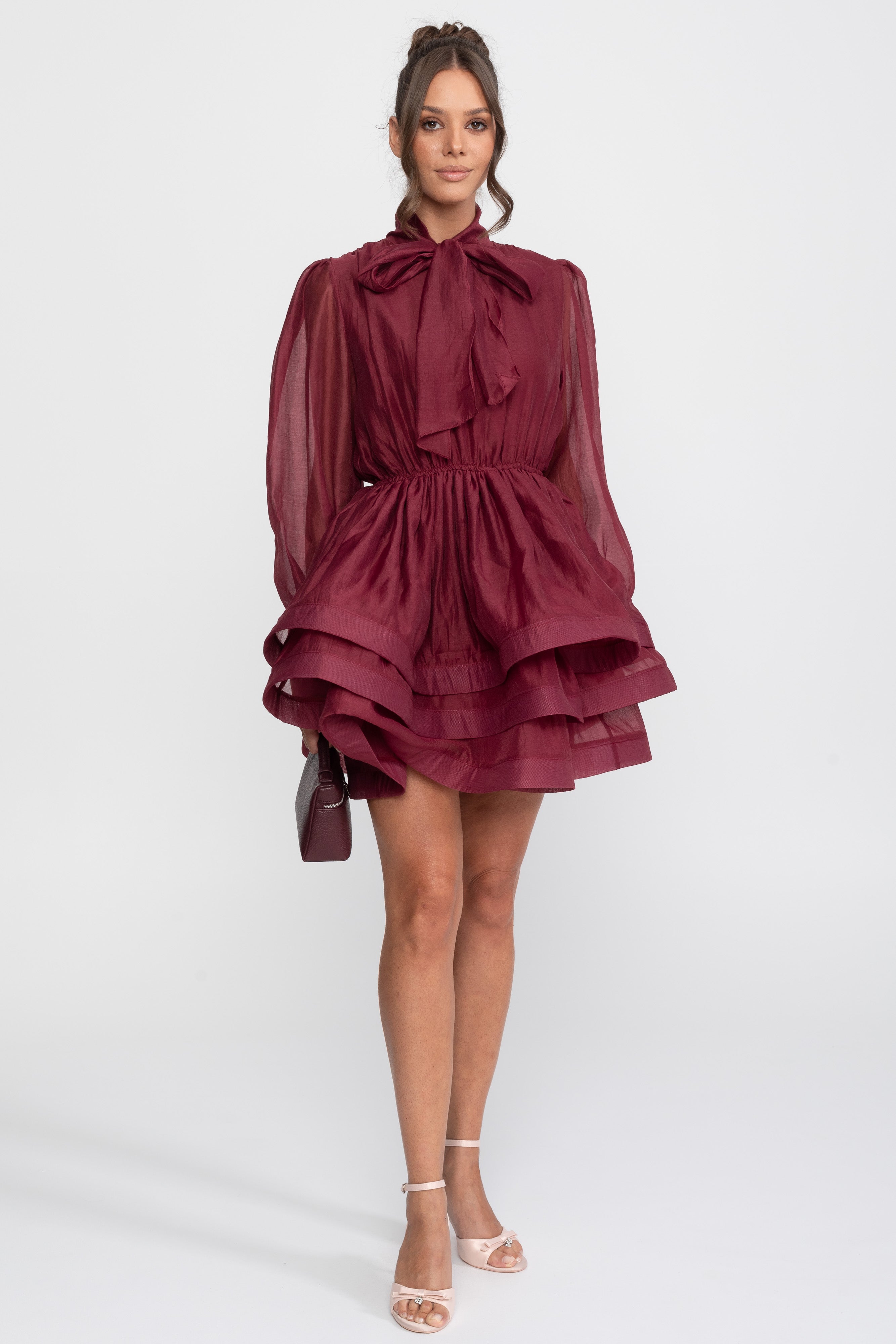 Rochie mini cu guler înalt, mâneci bufante, fustă cu volane în straturi și fundă - Wine 