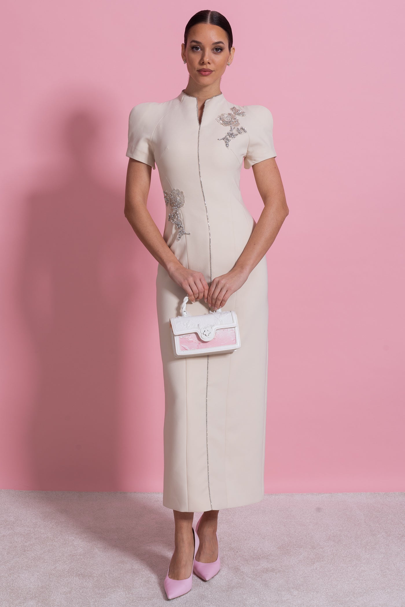 Rochie midi cu mânecă scurtă, decolteu înalt cu despicătură și ornamente strălucitoare - Ivoire 