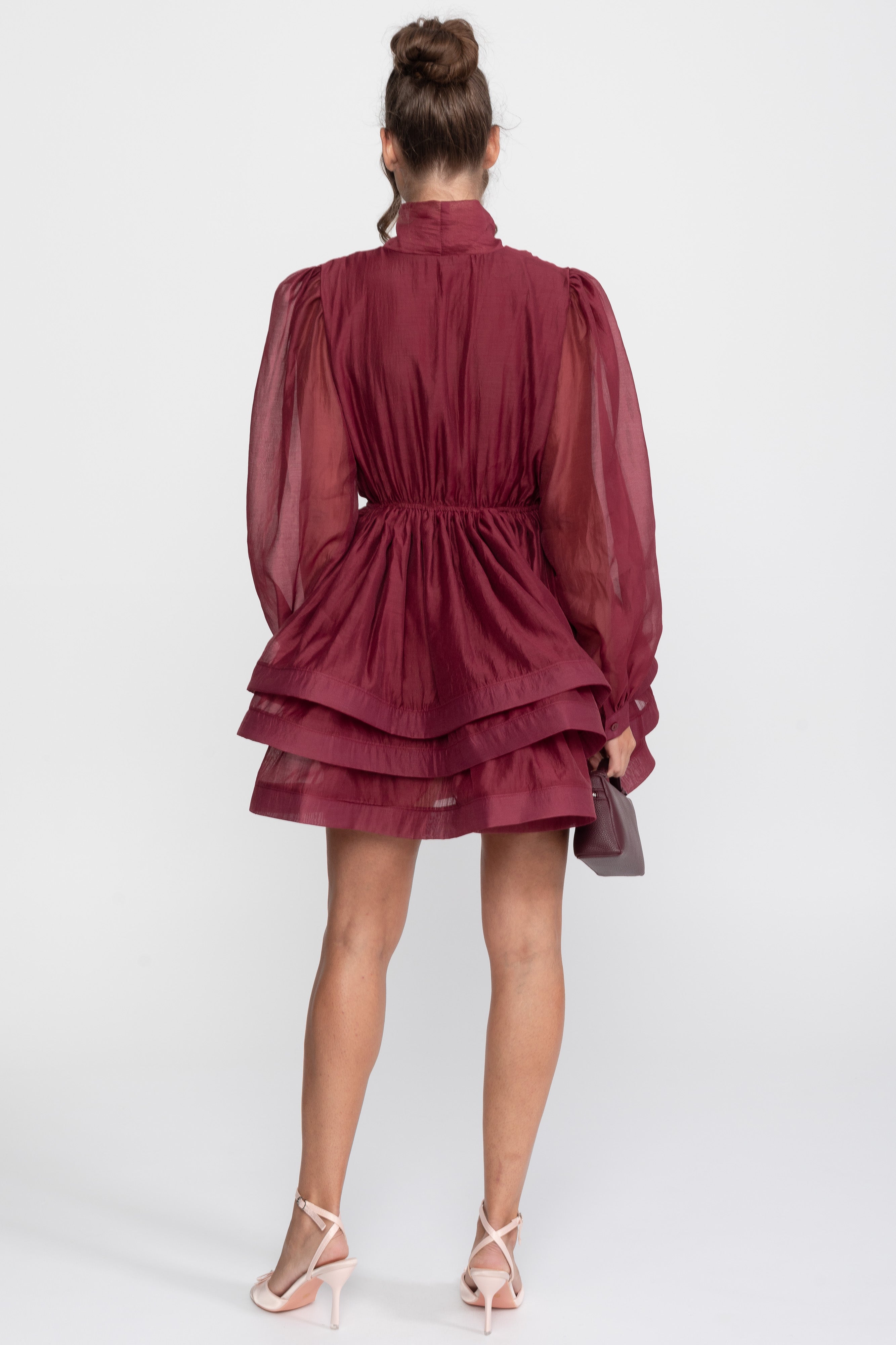 Rochie mini cu guler înalt, mâneci bufante, fustă cu volane în straturi și fundă - Wine 