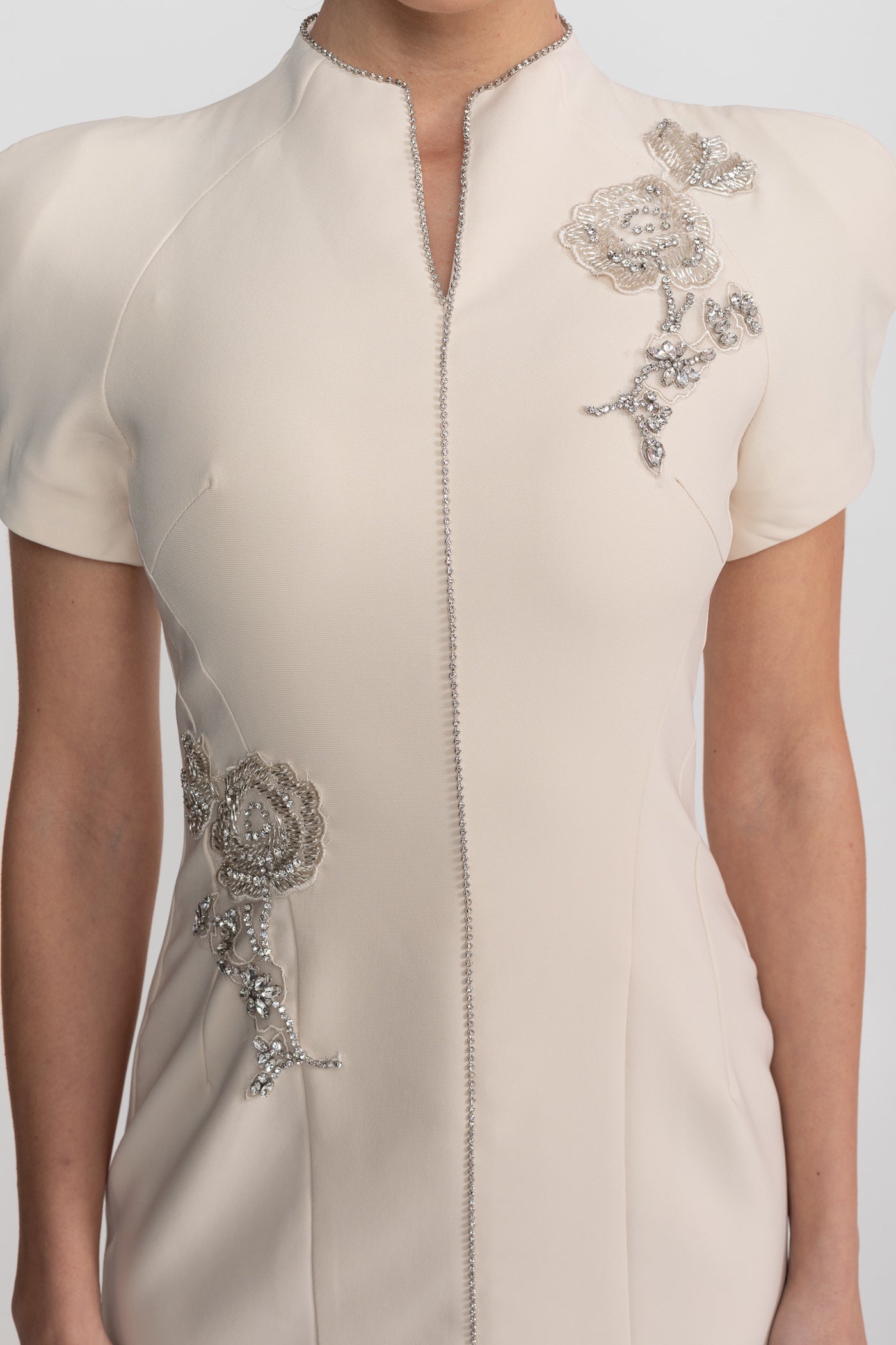 Rochie midi cu mânecă scurtă, decolteu înalt cu despicătură și ornamente strălucitoare - Ivoire 