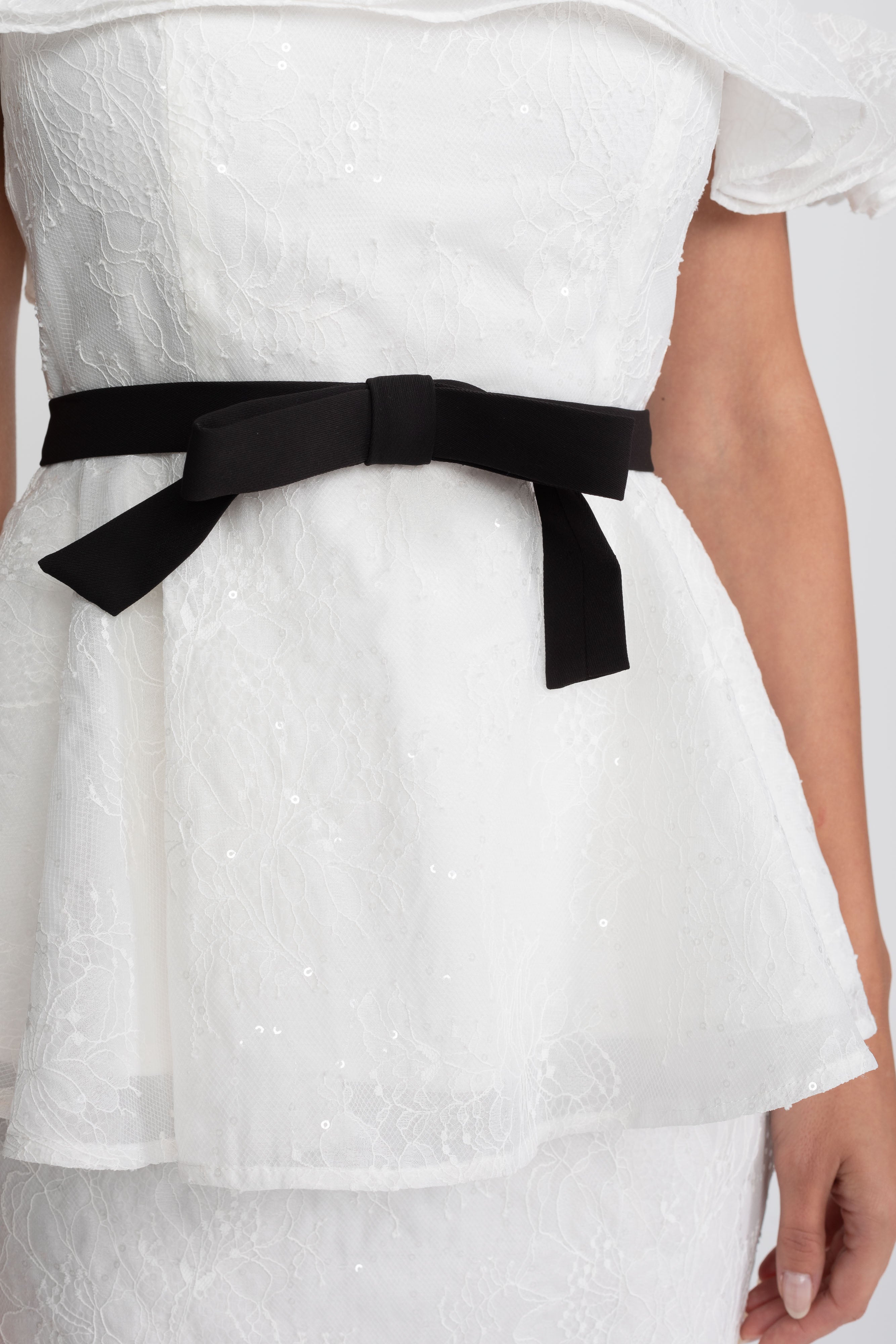 Set top și fustă cu decolteu pe umeri și peplum, cu curea din panglică neagră - Alb 