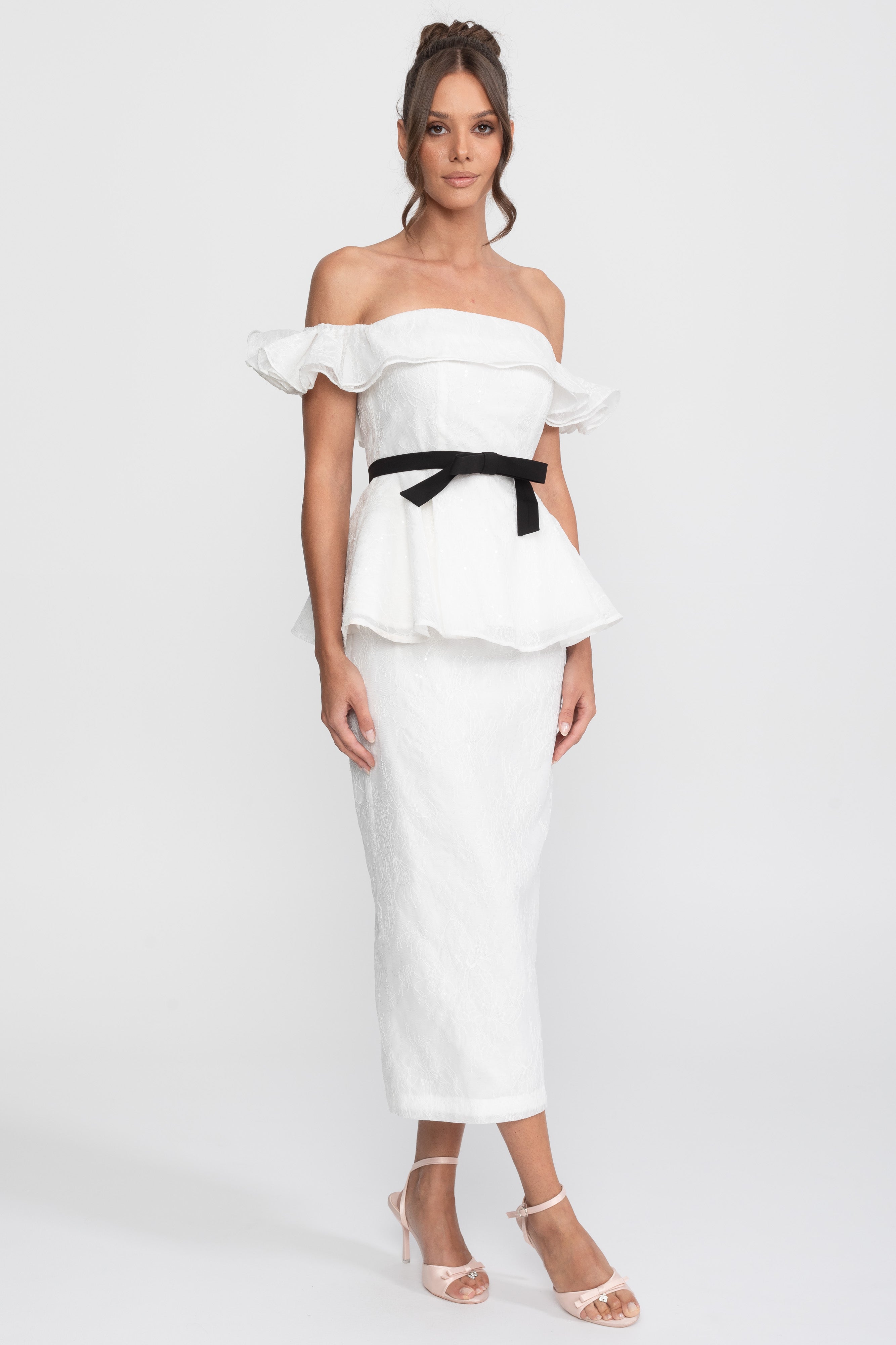 Set top și fustă cu decolteu pe umeri și peplum, cu curea din panglică neagră - Alb 