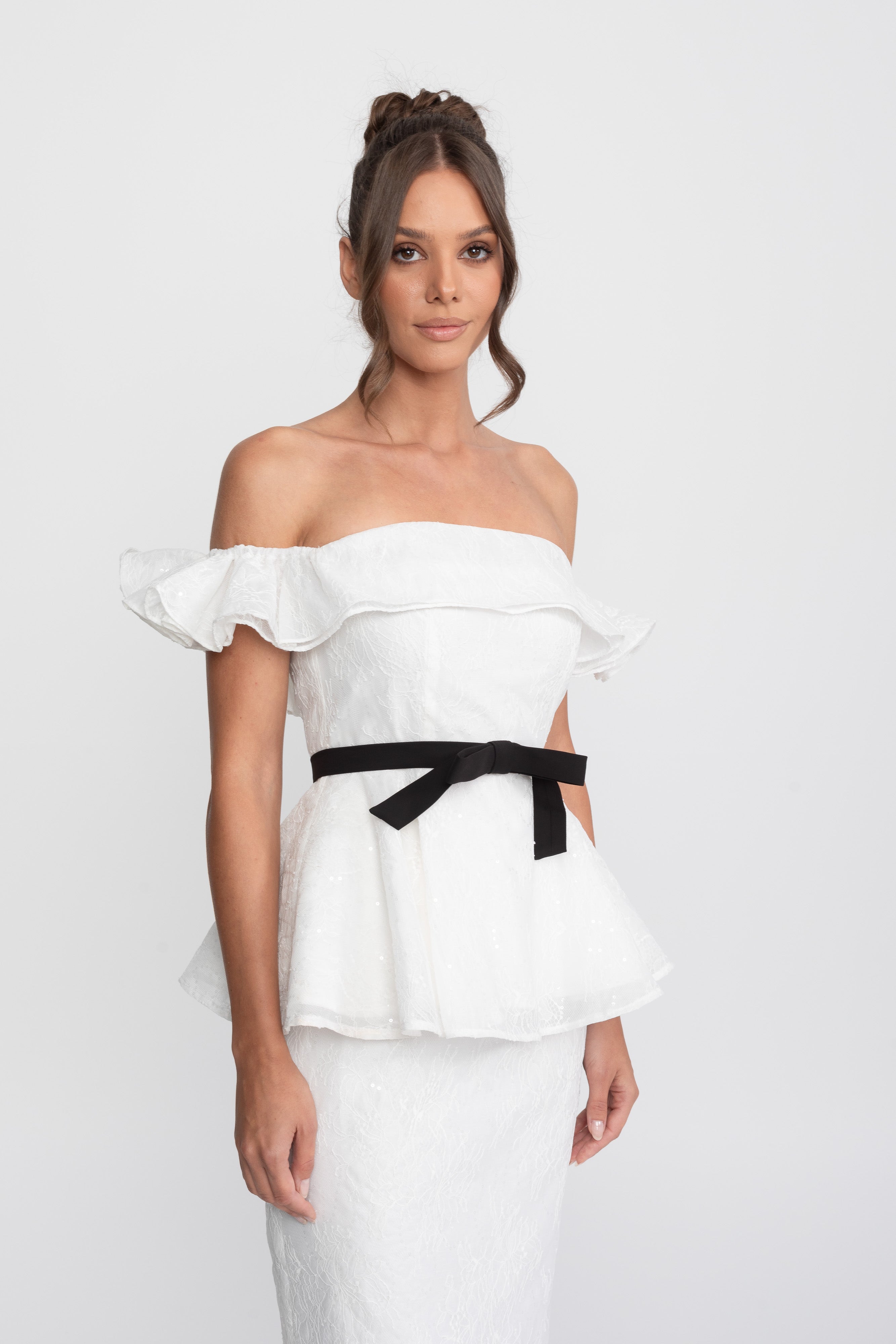 Set top și fustă cu decolteu pe umeri și peplum, cu curea din panglică neagră - Alb 