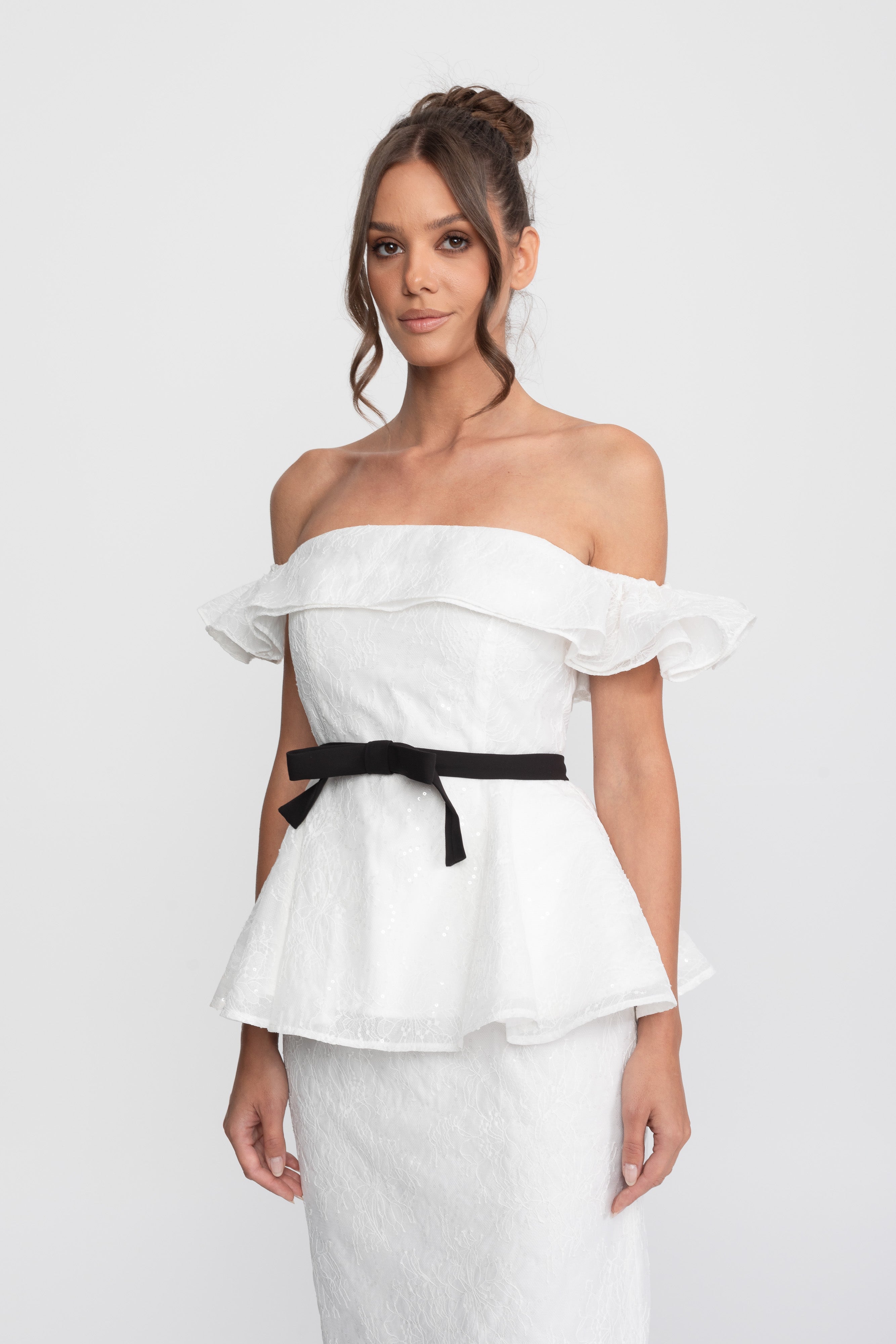 Set top și fustă cu decolteu pe umeri și peplum, cu curea din panglică neagră - Alb 