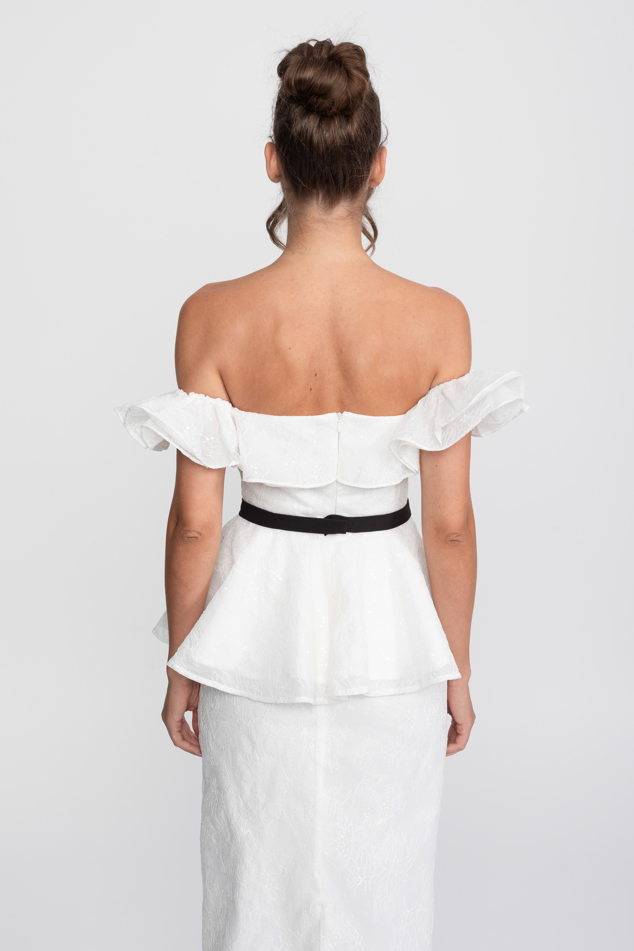 Set top și fustă cu decolteu pe umeri și peplum, cu curea din panglică neagră - Alb 