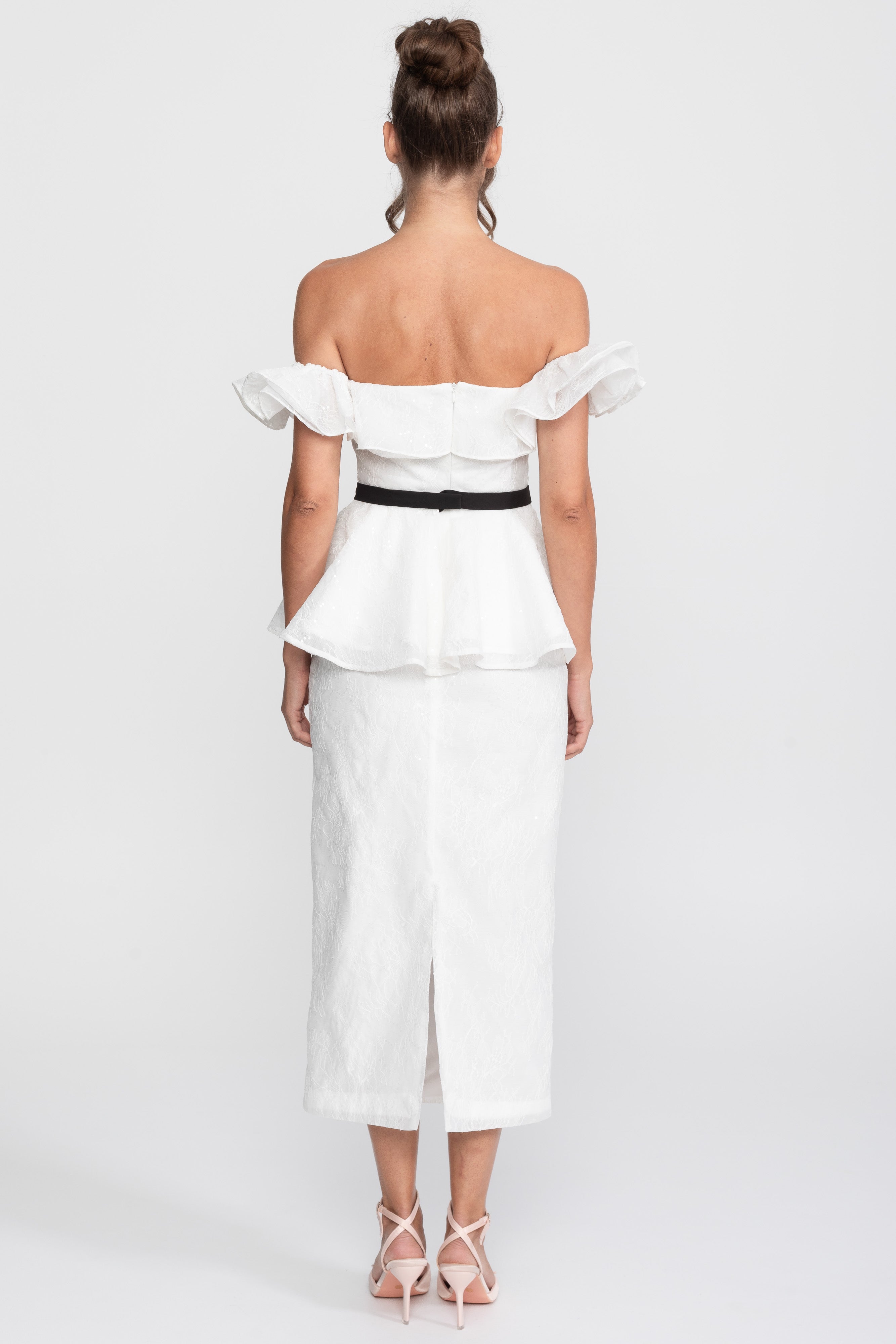 Set top și fustă cu decolteu pe umeri și peplum, cu curea din panglică neagră - Alb 