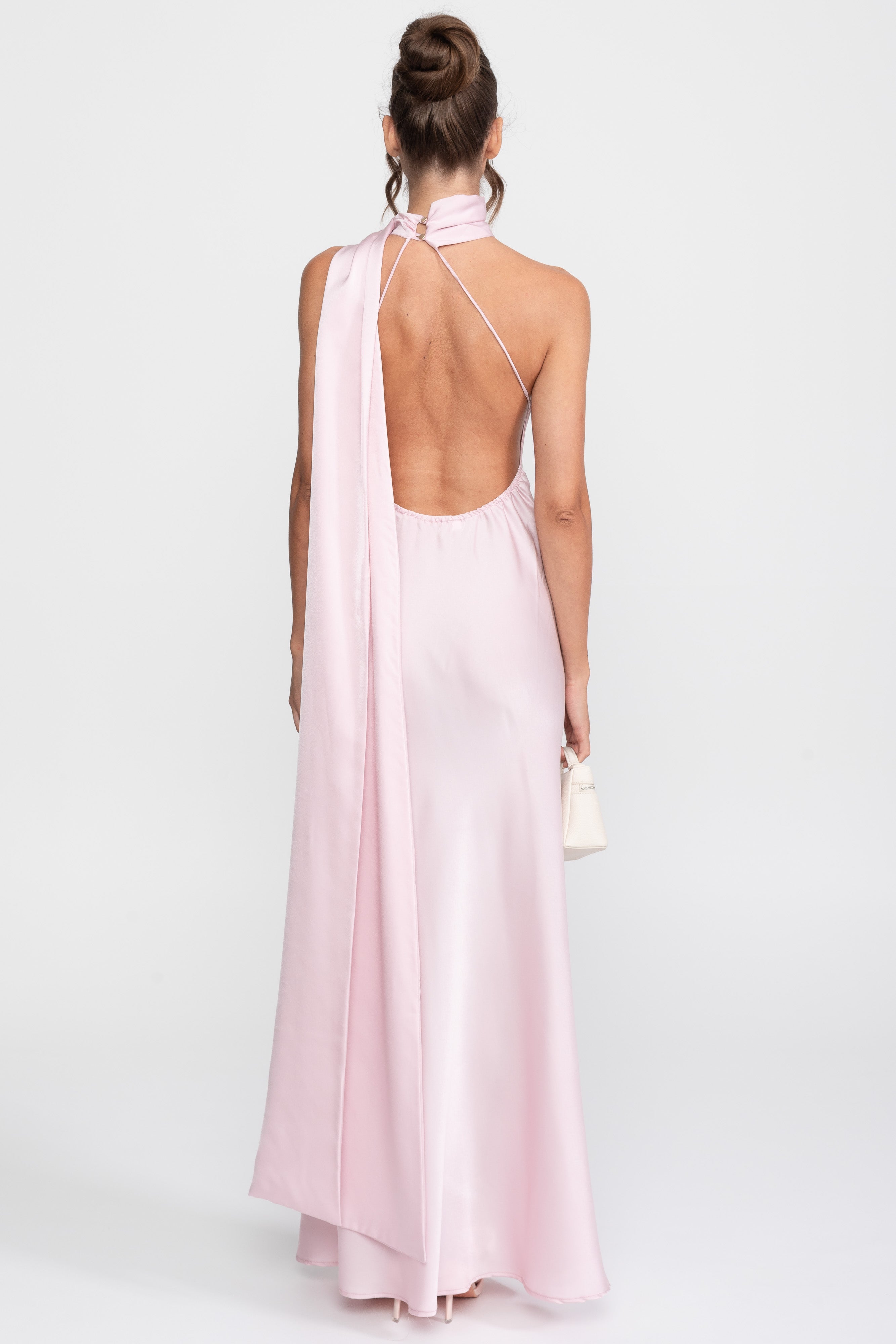 Rochie slip din satin cu decolteu halter răsucit și linie asimetrică a gulerului - Roz 
