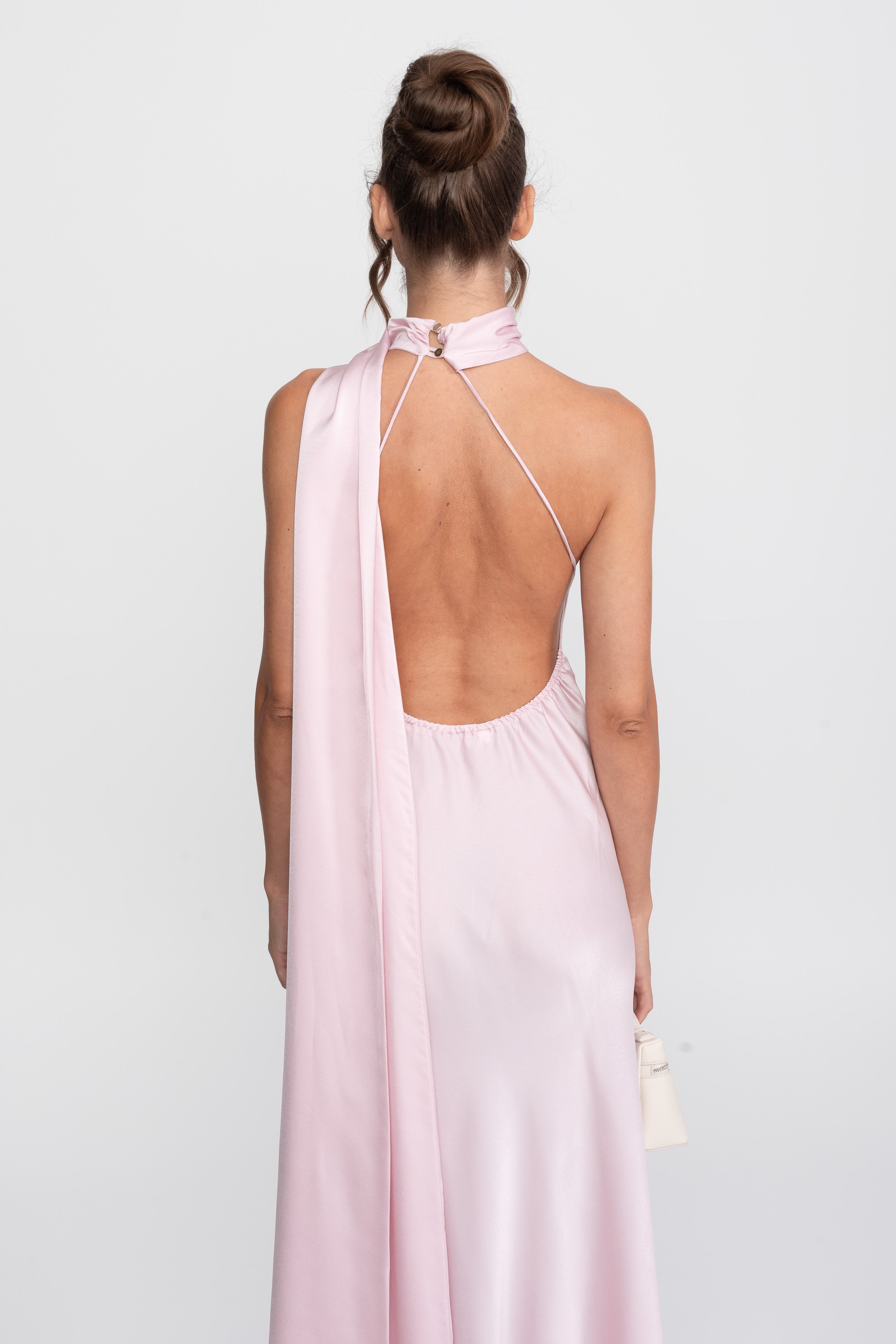 Rochie slip din satin cu decolteu halter răsucit și linie asimetrică a gulerului - Roz 