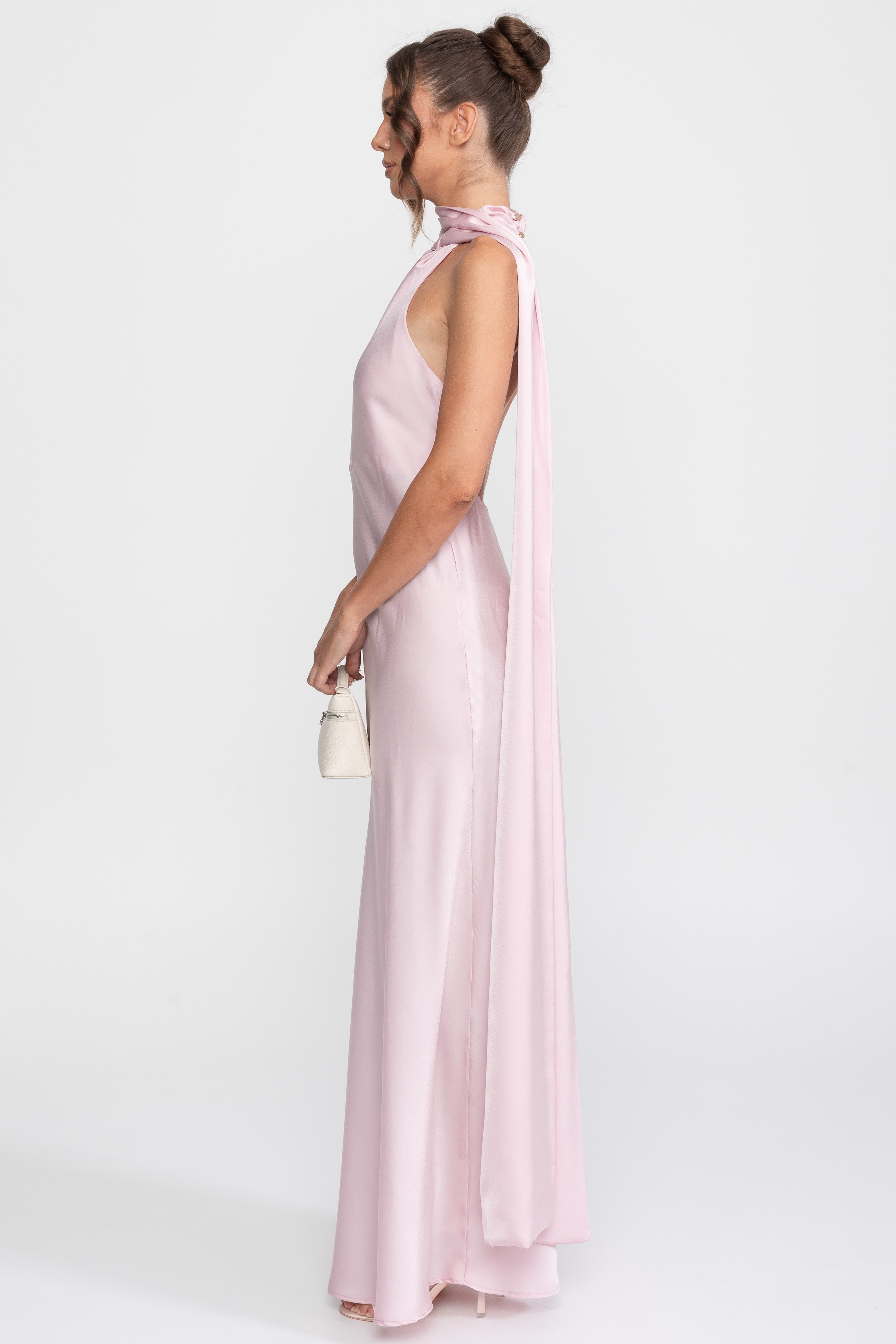 Rochie slip din satin cu decolteu halter răsucit și linie asimetrică a gulerului - Roz 