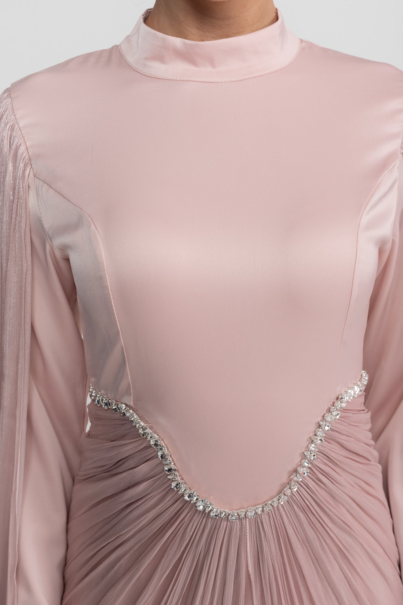 Rochie maxi cu mâneci lungi, suprapunere drapată și detaliu cristalin în talie - Blush Pink 