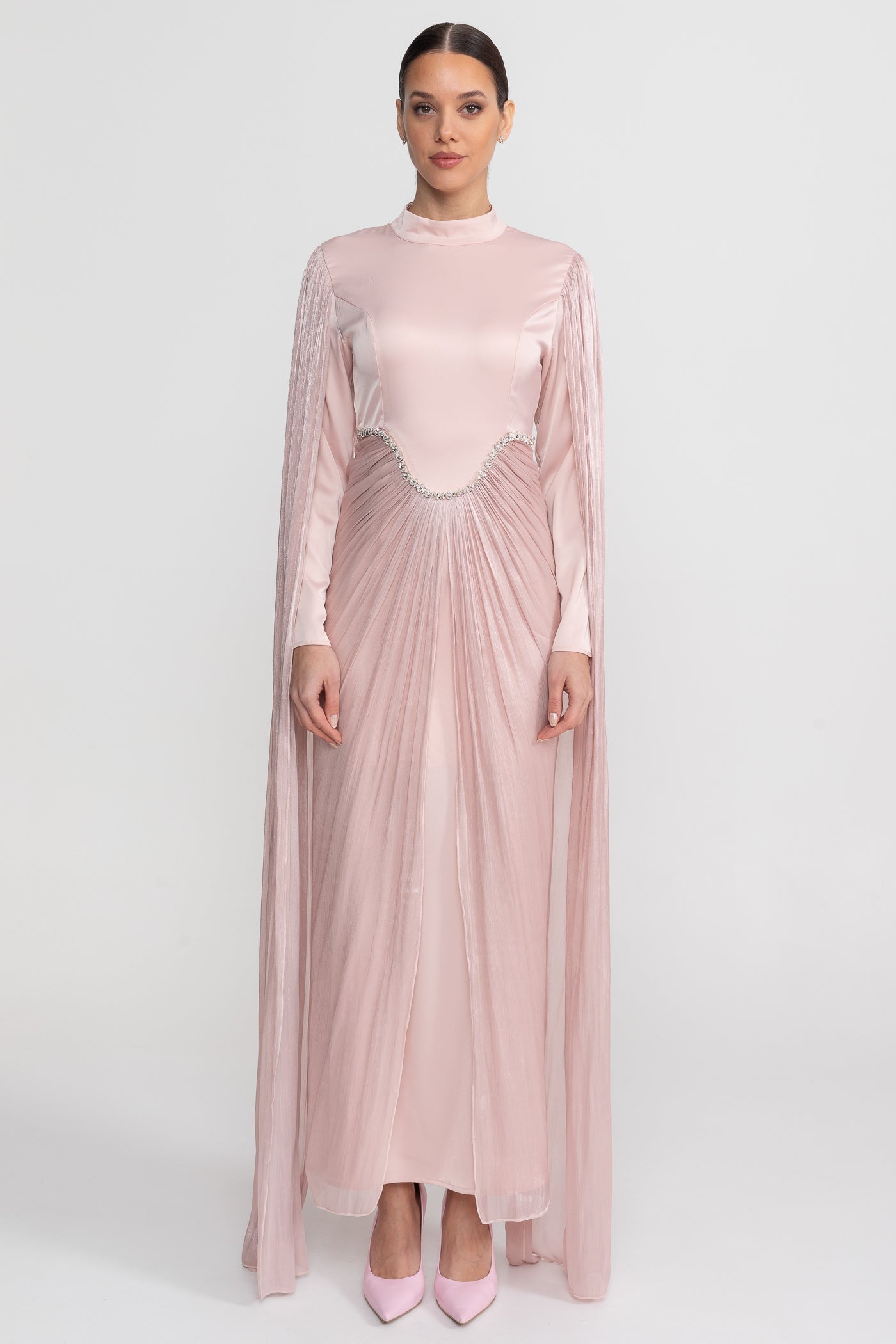 Rochie maxi cu mâneci lungi, suprapunere drapată și detaliu cristalin în talie - Blush Pink 