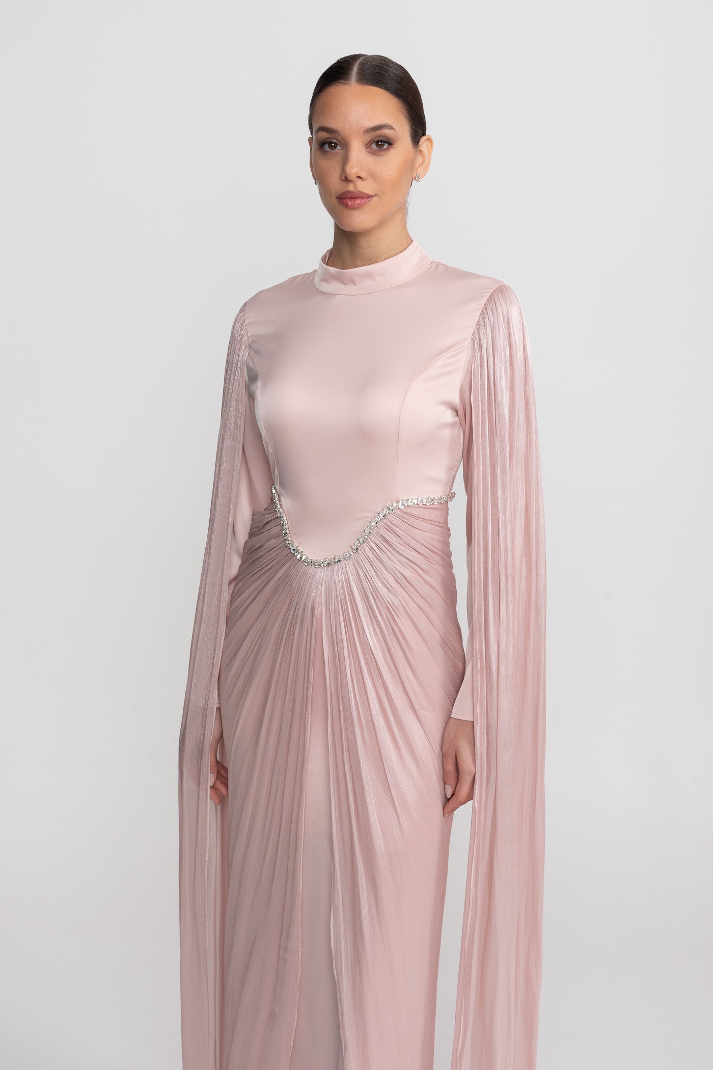 Rochie maxi cu mâneci lungi, suprapunere drapată și detaliu cristalin în talie - Blush Pink 