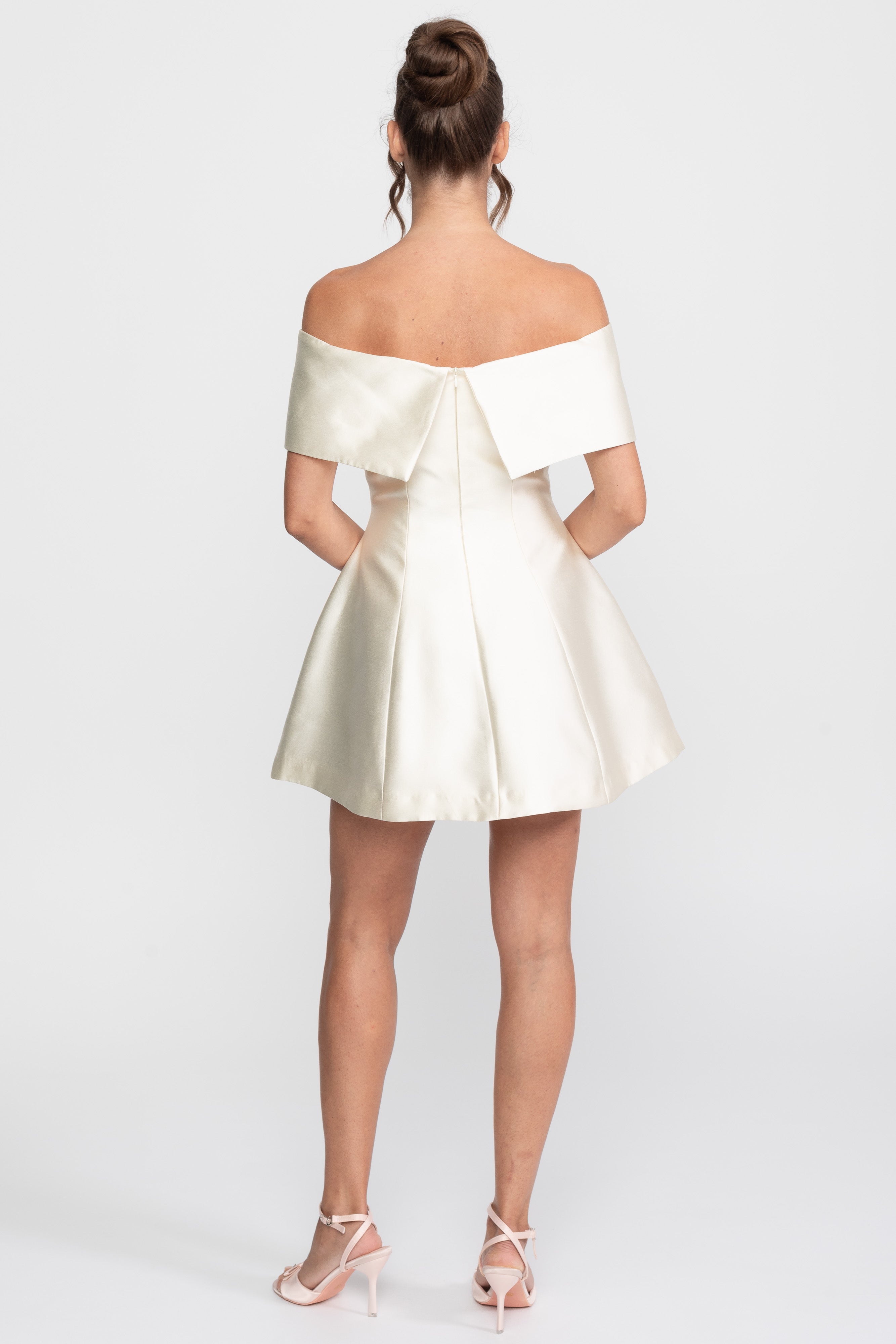 Rochie mini fit-and-flare cu umerii goi, cu broșă din cristale - Ivoire 