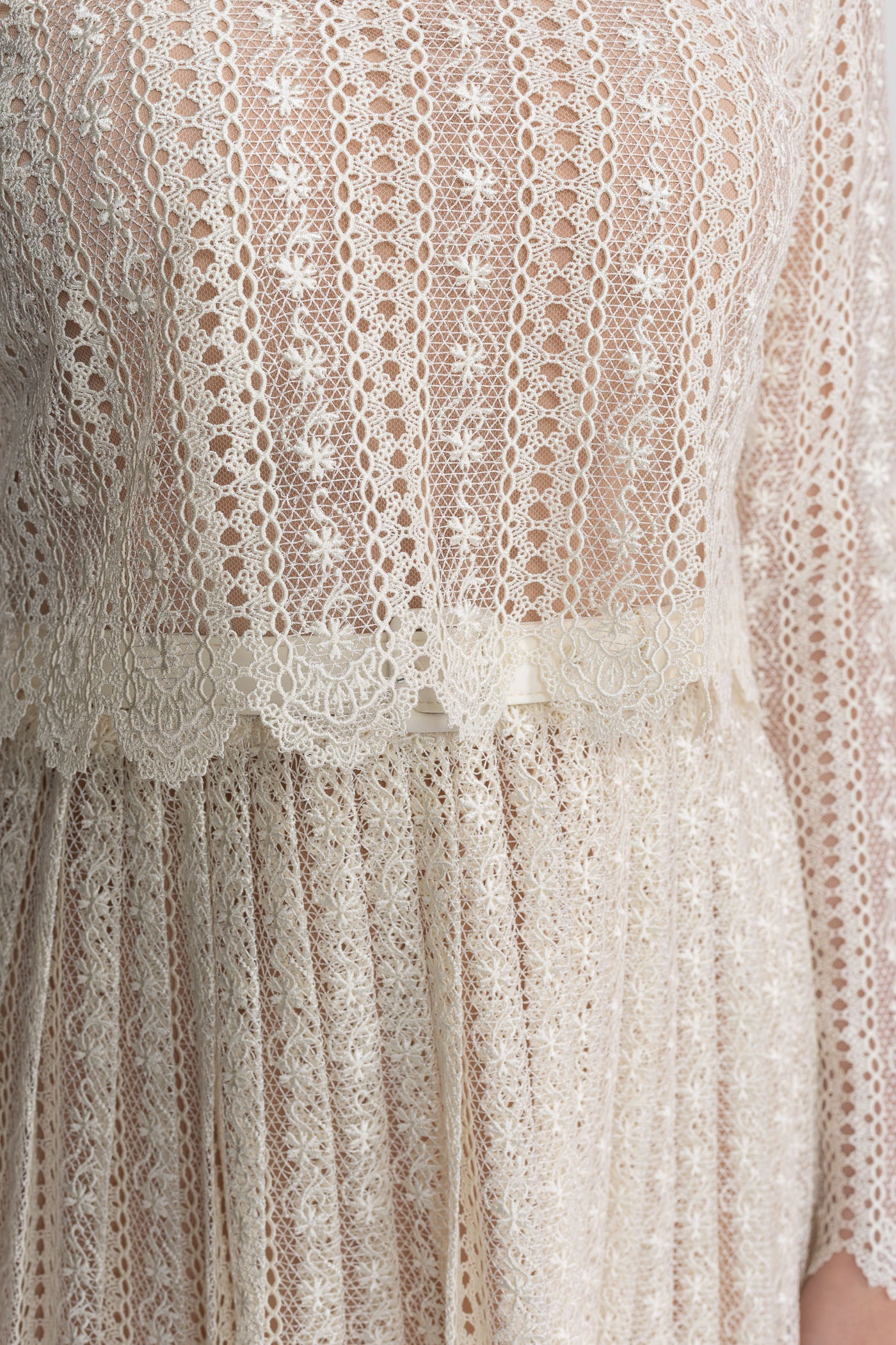 Rochie Mini Din Dantelă Cu Guler Înalt Și Fustă Plisată - Ivoire 