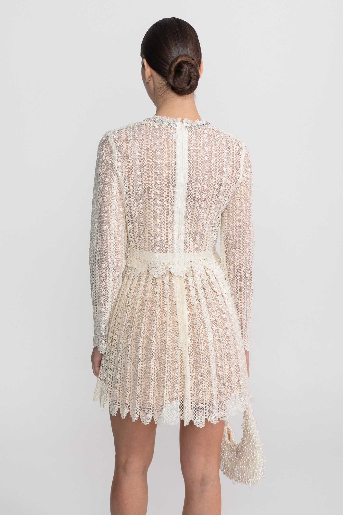 Rochie Mini Din Dantelă Cu Guler Înalt Și Fustă Plisată - Ivoire 