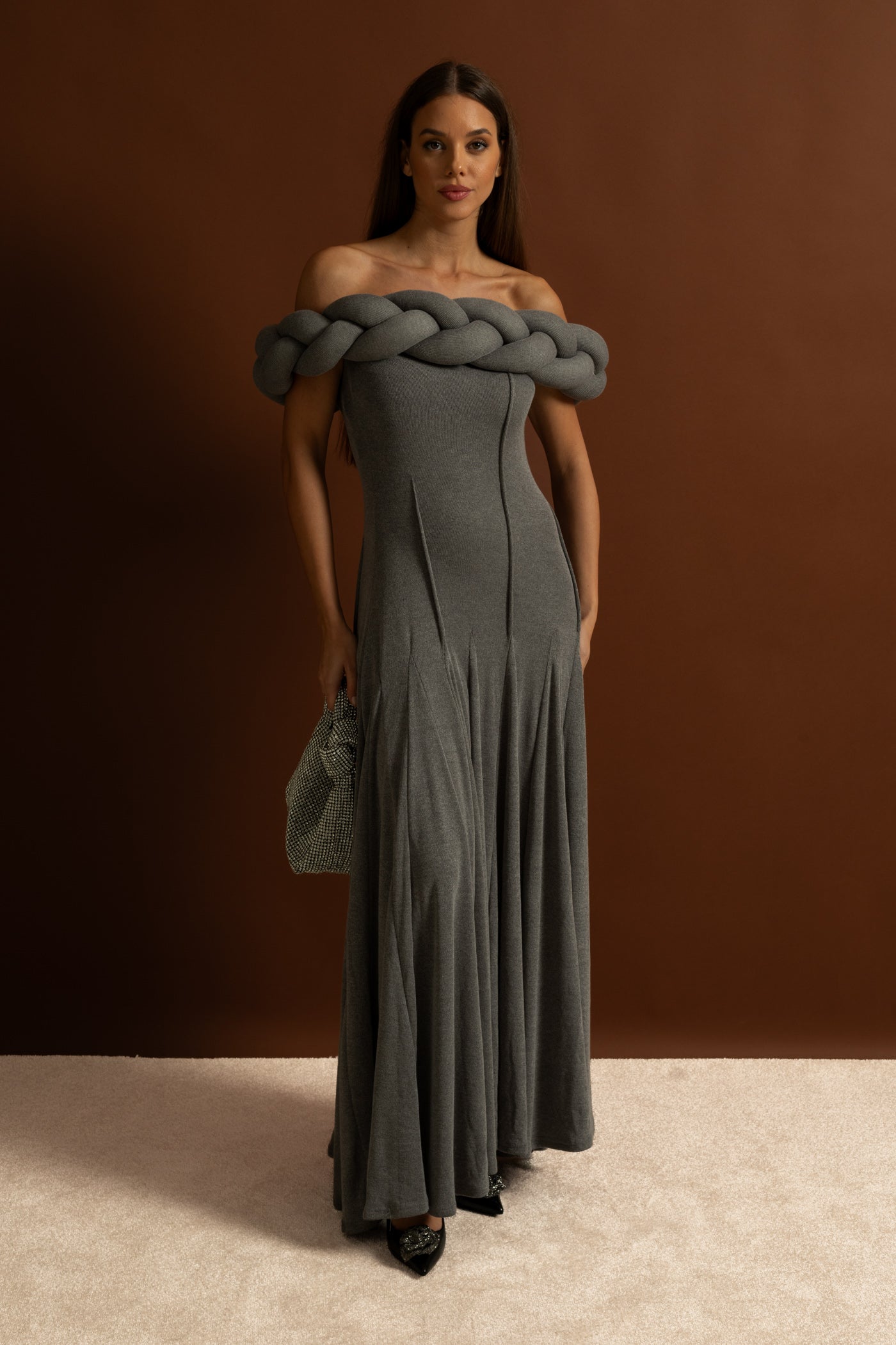 Rochie maxi cu decolteu împletit pe umeri – Gri 
