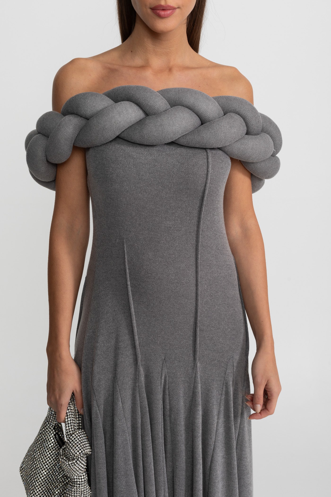 Rochie maxi cu decolteu împletit pe umeri – Gri 