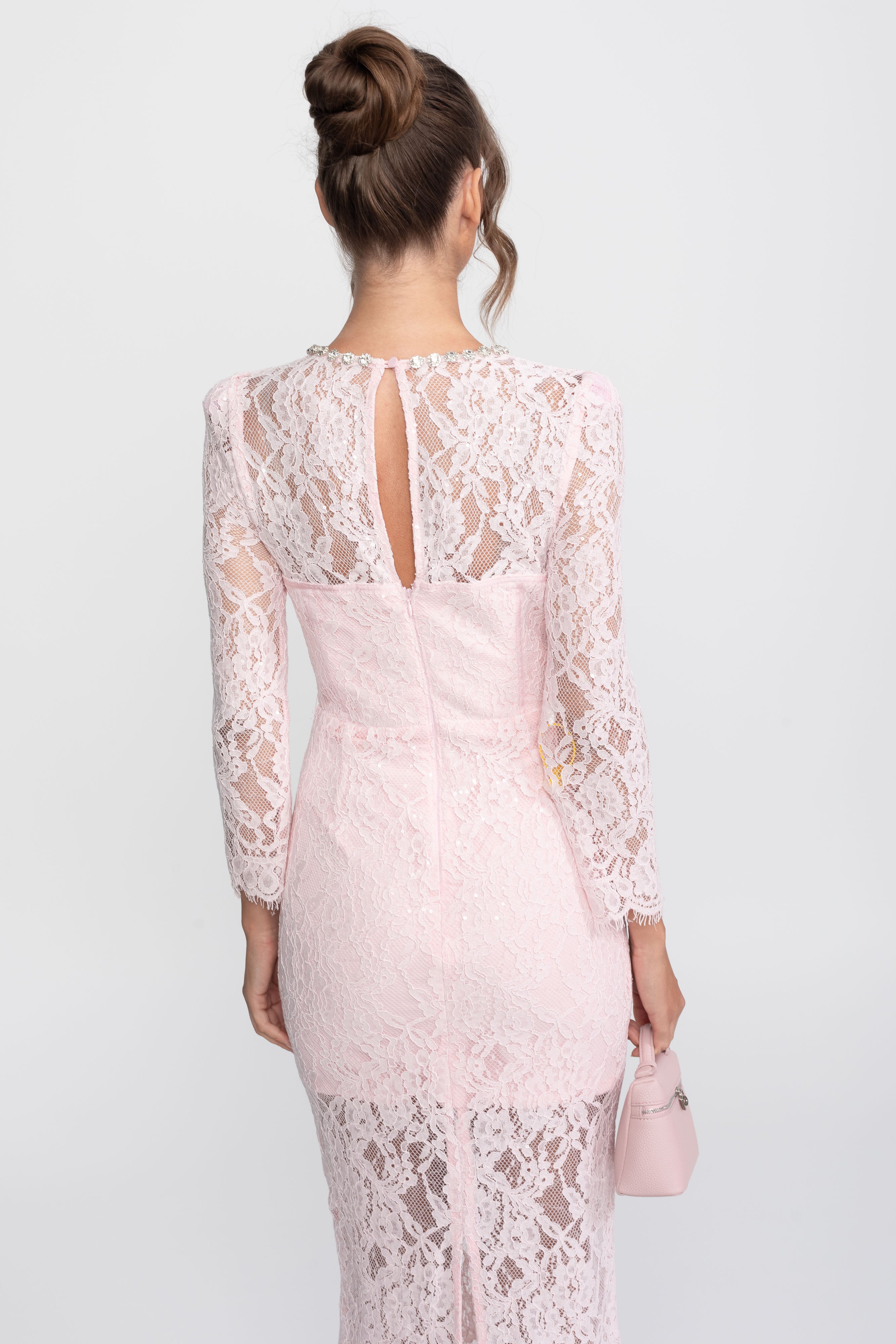 Rochie midi cu inserții de dantelă și decolteu cu cristale - roz 
