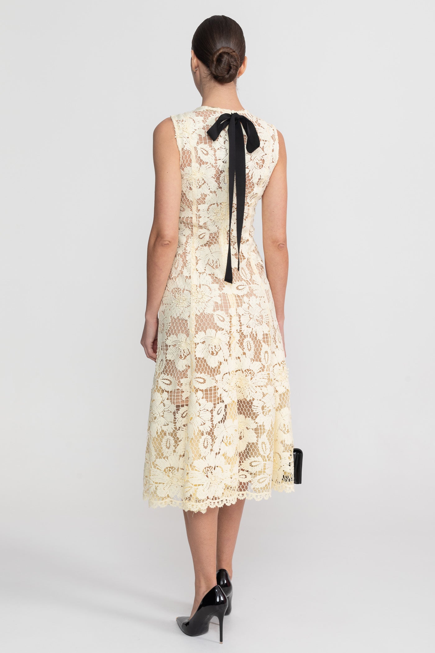 Rochie midi fără mâneci din dantelă, cu decolteu rotund și tiv cu margine ondulată - Galben 