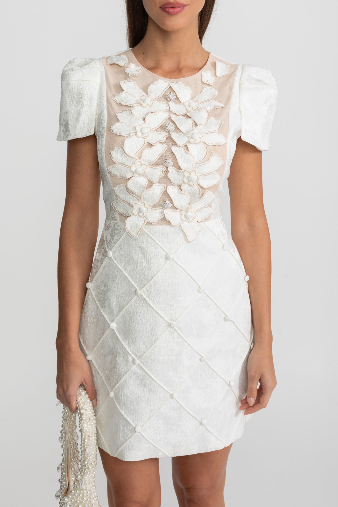 Rochie Mini cu Aplicații Florale 3D și Fustă Matlasată – Alb 