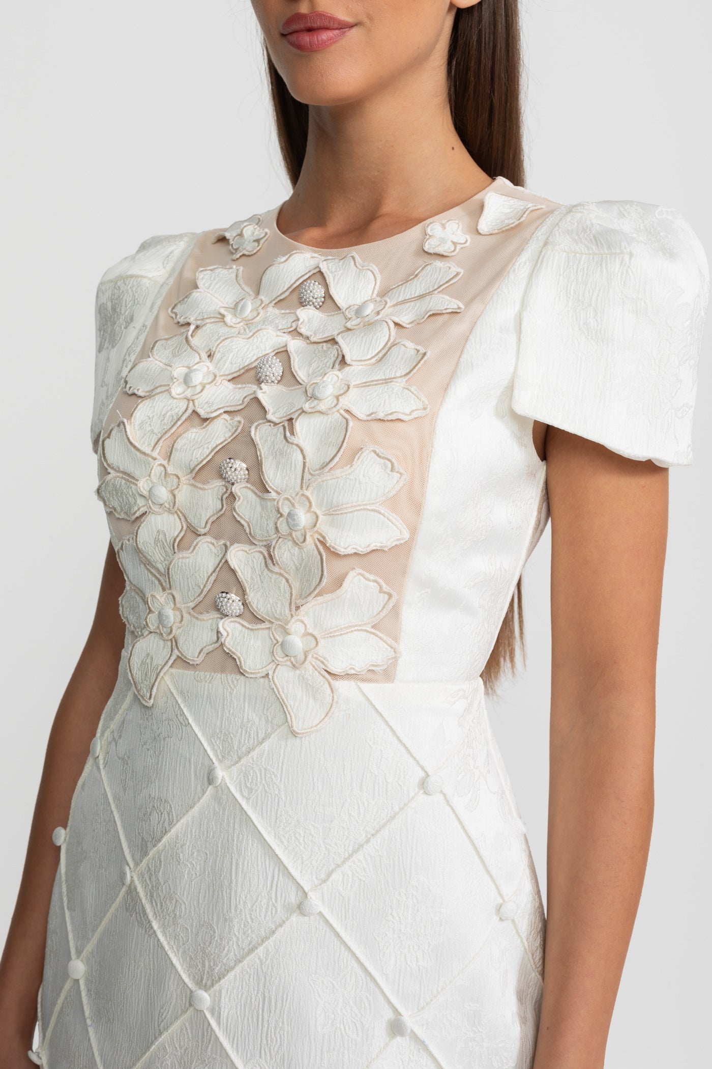 Rochie Mini cu Aplicații Florale 3D și Fustă Matlasată – Alb 