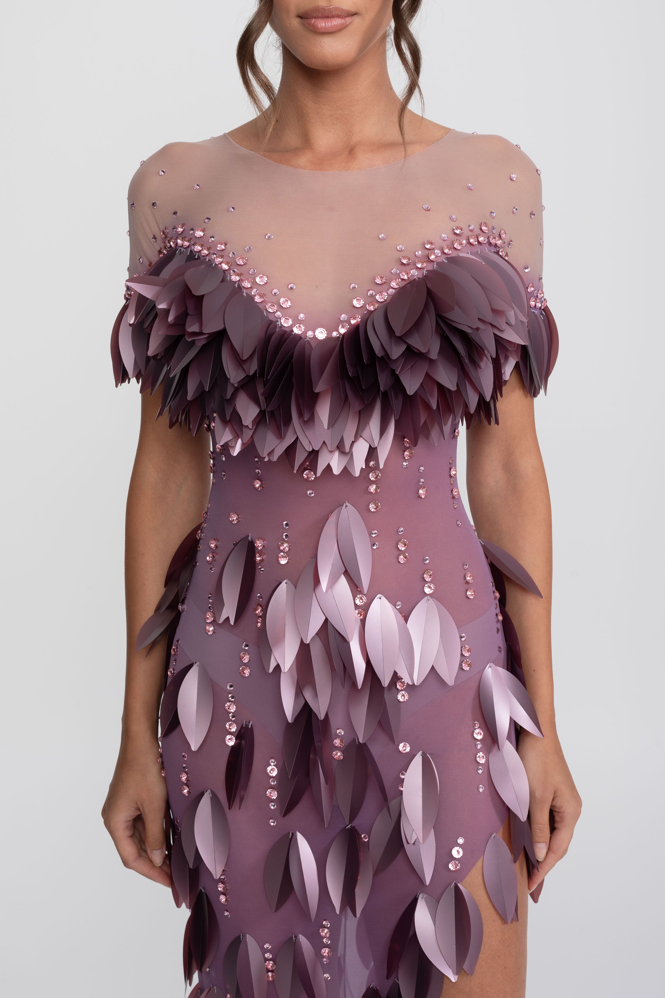 Rochie cu crăpătură, mâneci scurte și aplicații de petale 3D cu mărgele - Purple 