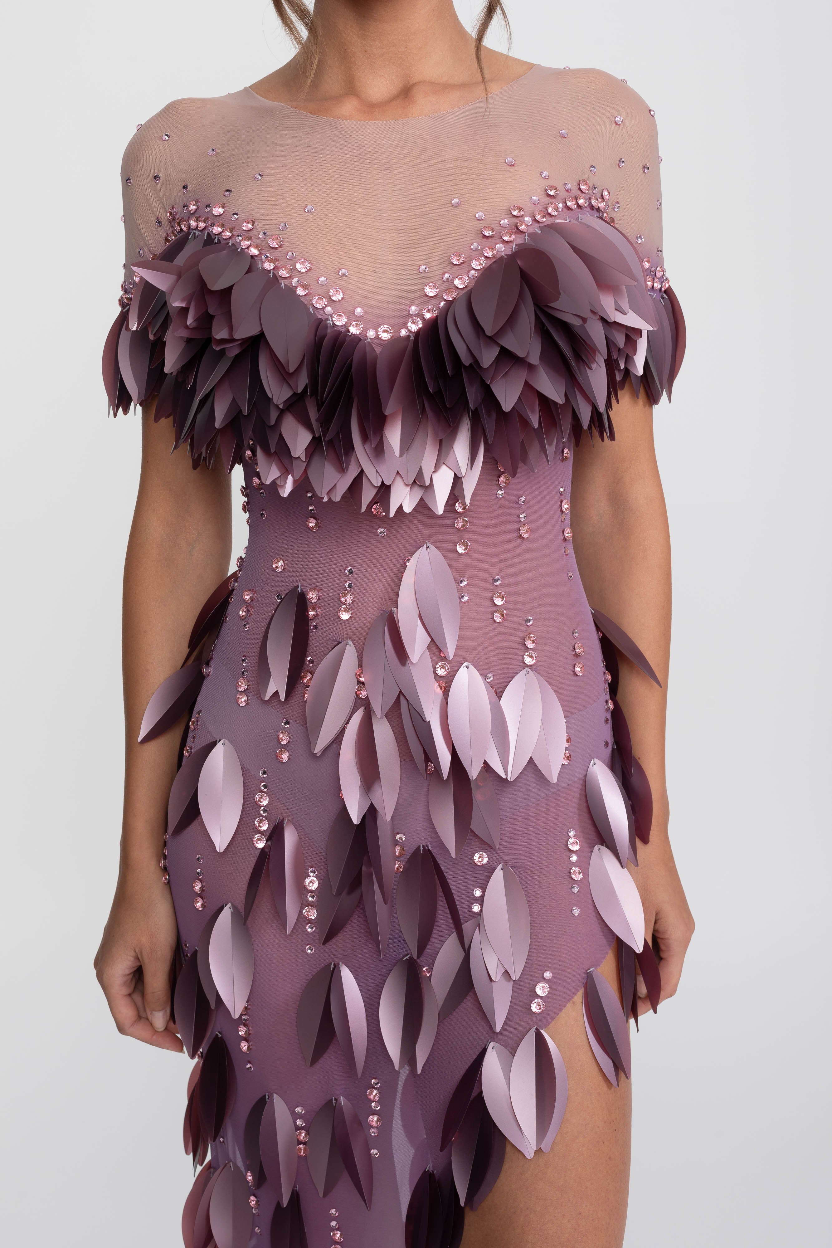 Rochie cu crăpătură, mâneci scurte și aplicații de petale 3D cu mărgele - Purple 
