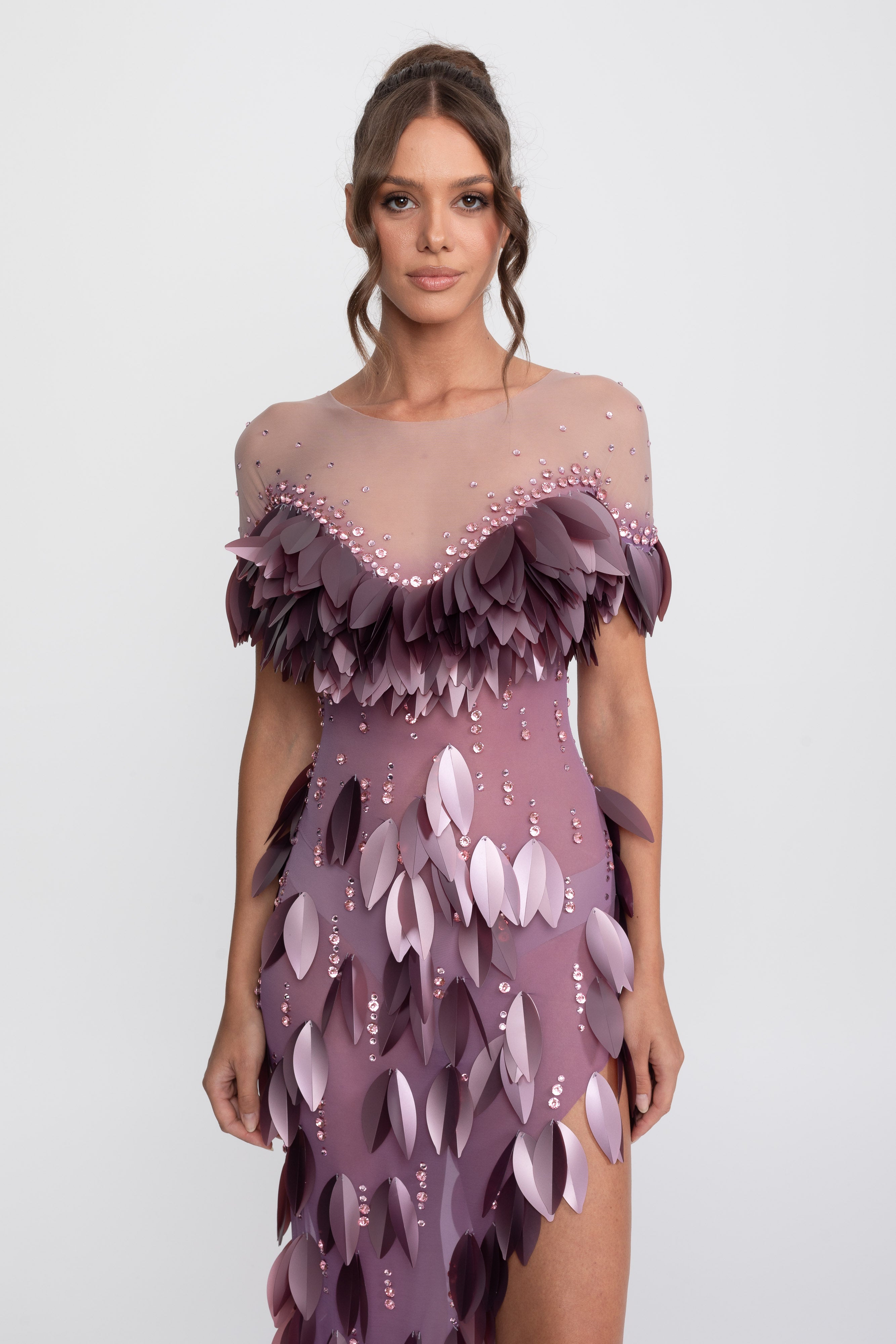 Rochie cu crăpătură, mâneci scurte și aplicații de petale 3D cu mărgele - Purple 