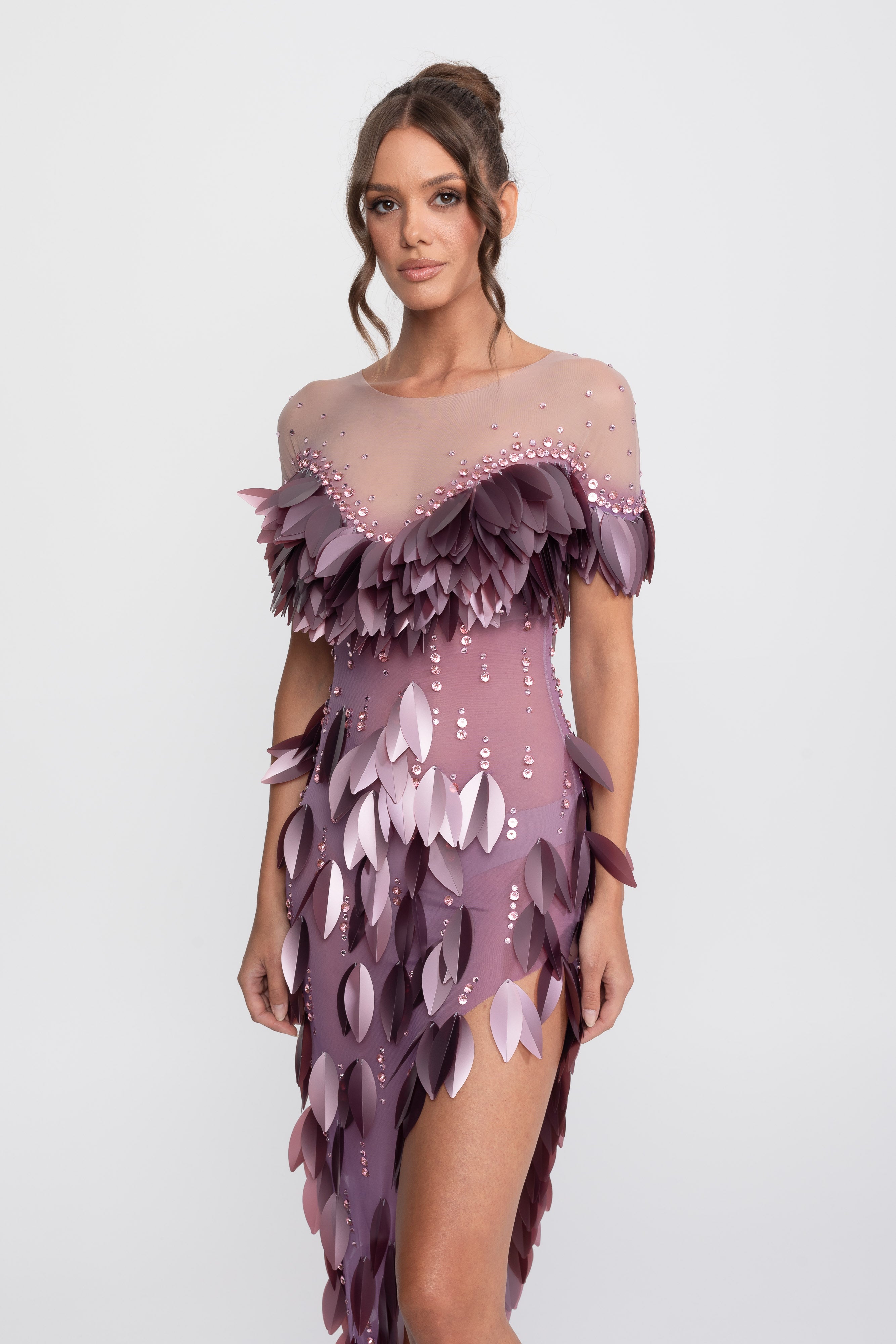Rochie cu crăpătură, mâneci scurte și aplicații de petale 3D cu mărgele - Purple 