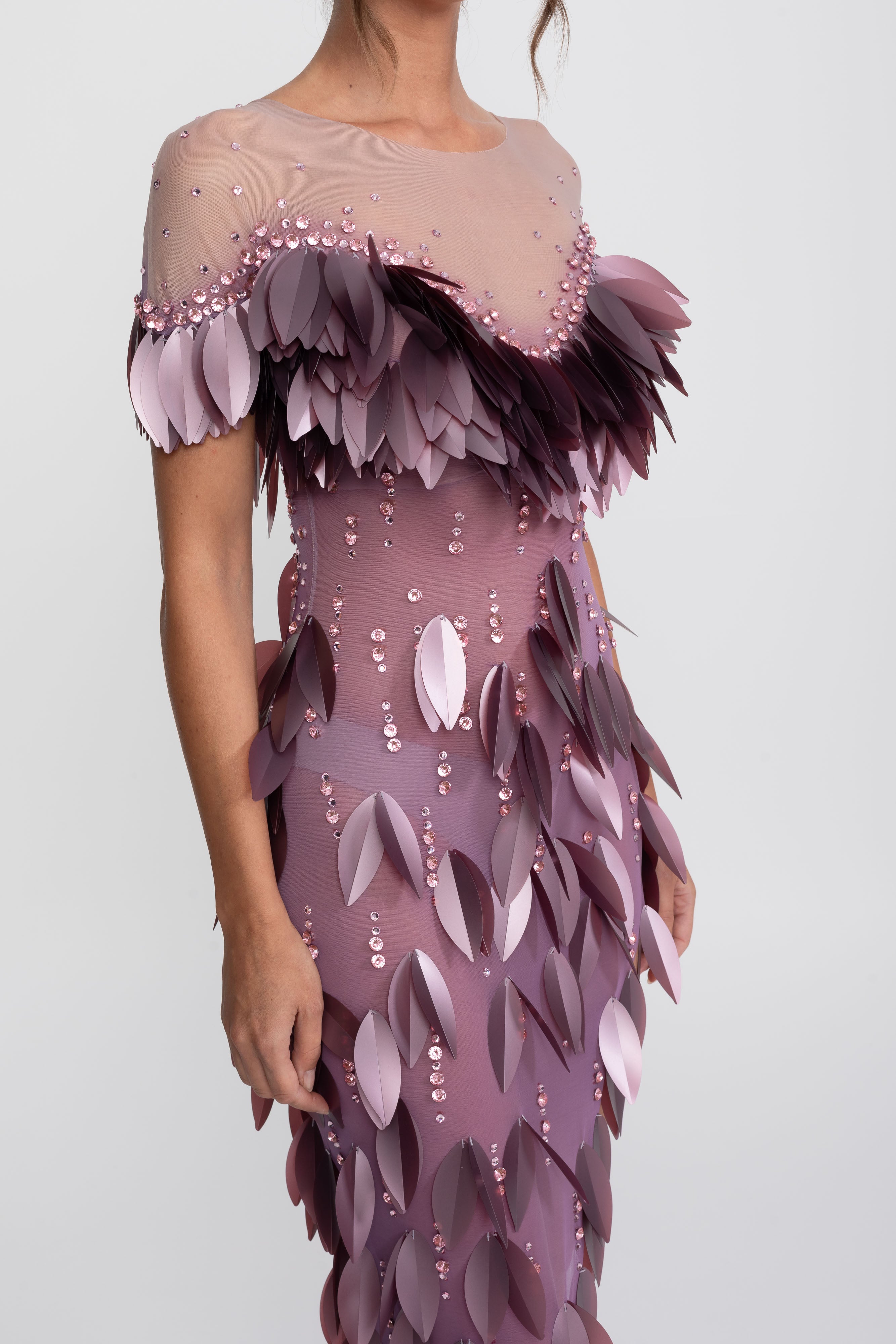 Rochie cu crăpătură, mâneci scurte și aplicații de petale 3D cu mărgele - Purple 