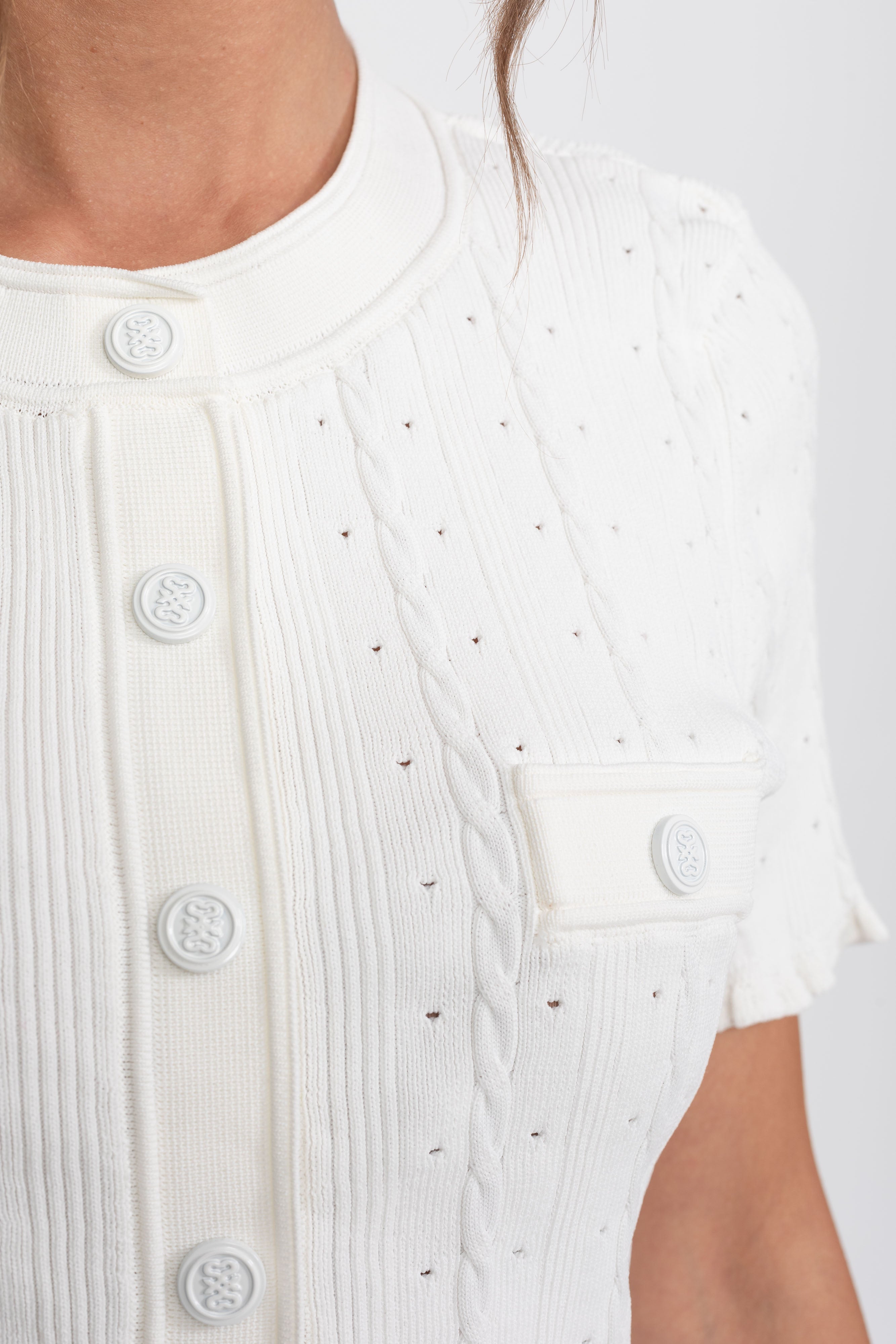 Set Co-Ord din tricot cu textură ribbed, cu cardigan cu închidere frontală cu nasturi și fustă maxi asortată - Alb 