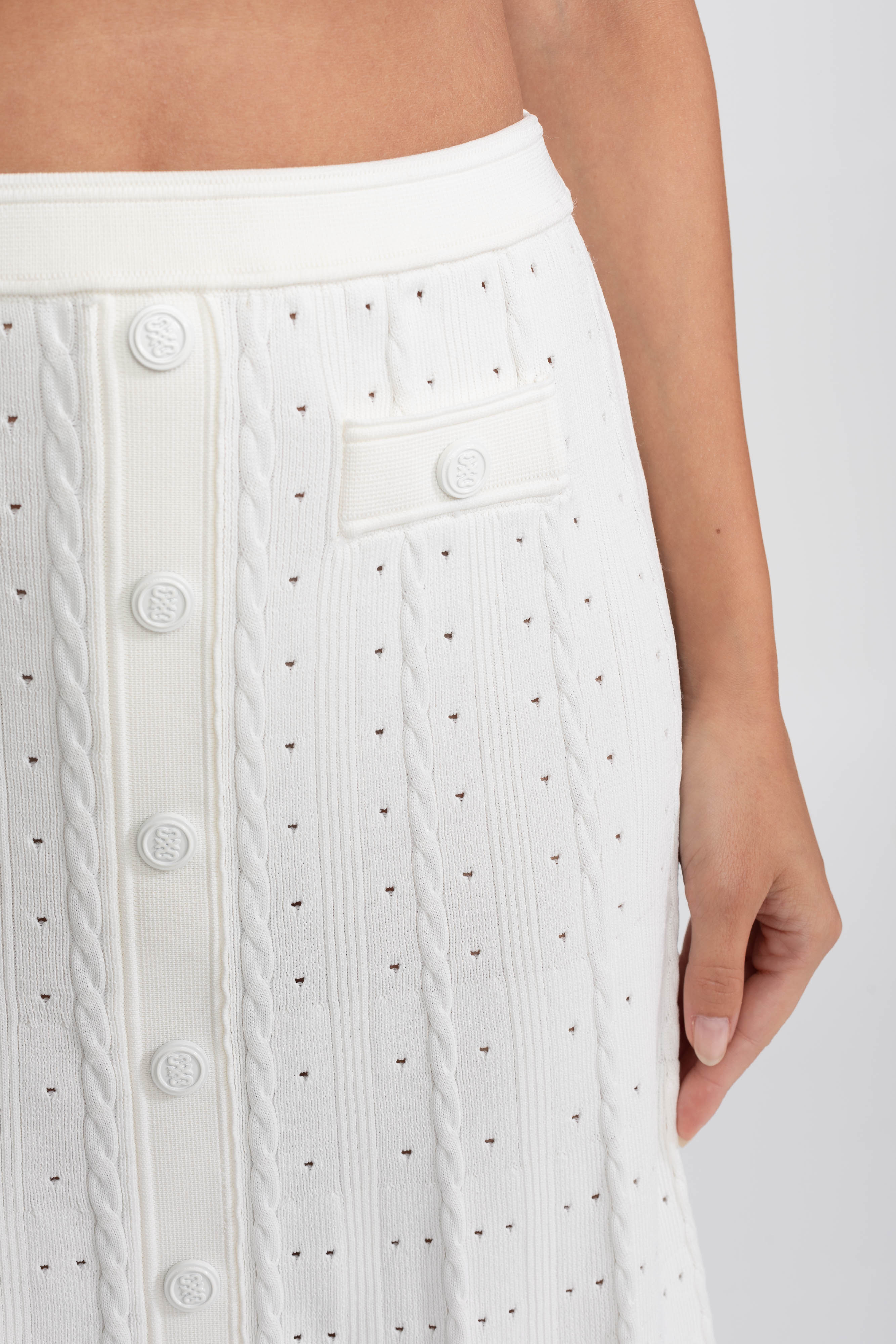 Set Co-Ord din tricot cu textură ribbed, cu cardigan cu închidere frontală cu nasturi și fustă maxi asortată - Alb 