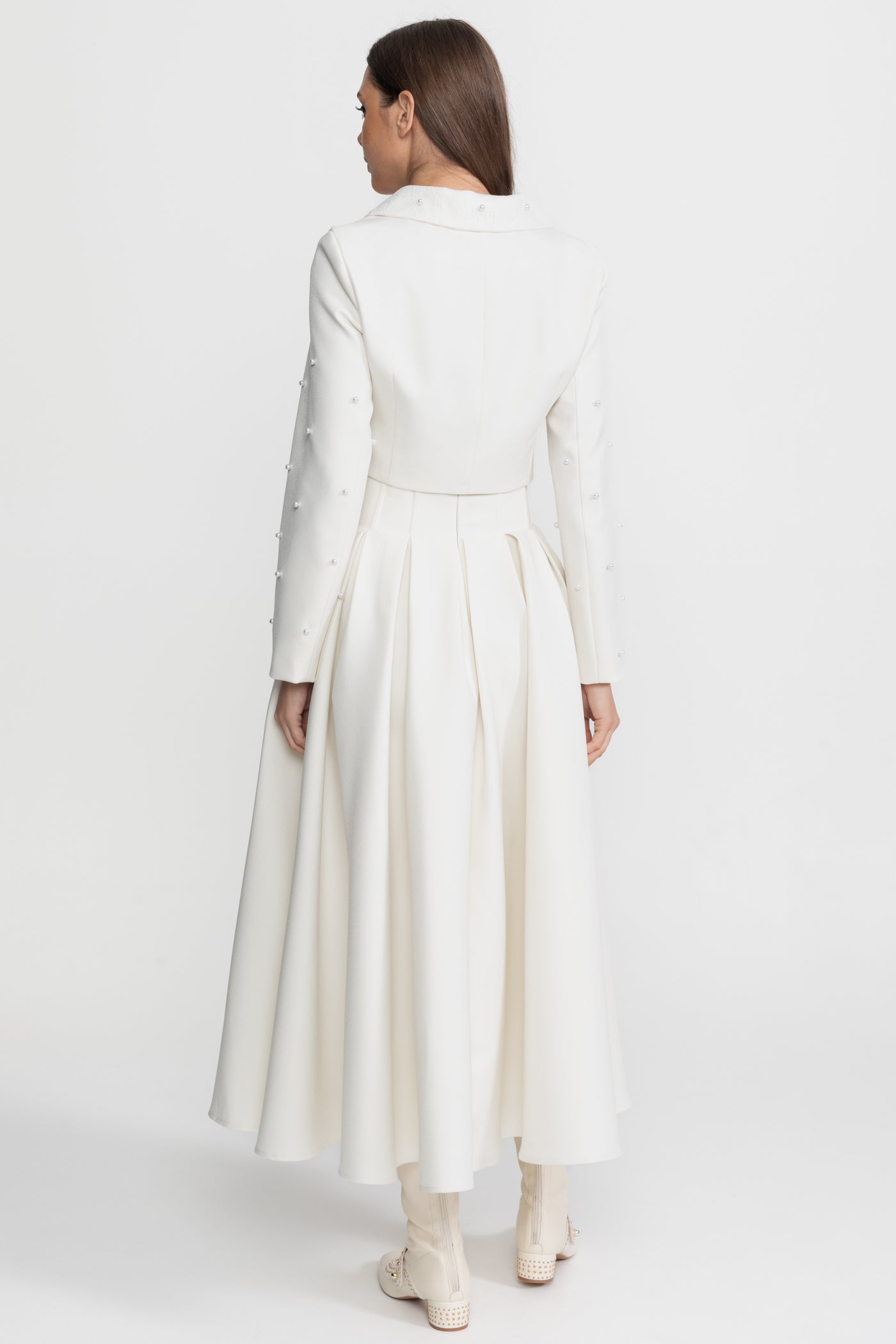 Set coordonat cu perle, jachetă scurtă și fustă lungă – Alb 